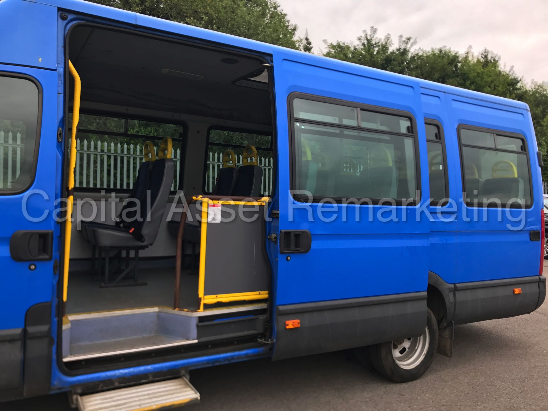 IVECO DAILY 40C14 '17 SEATER COACH / BUS' (2006 MODEL) '3.0 DIESEL - 6 SPEED' *IRIS BUS* (1 OWNER) - Image 15 of 23