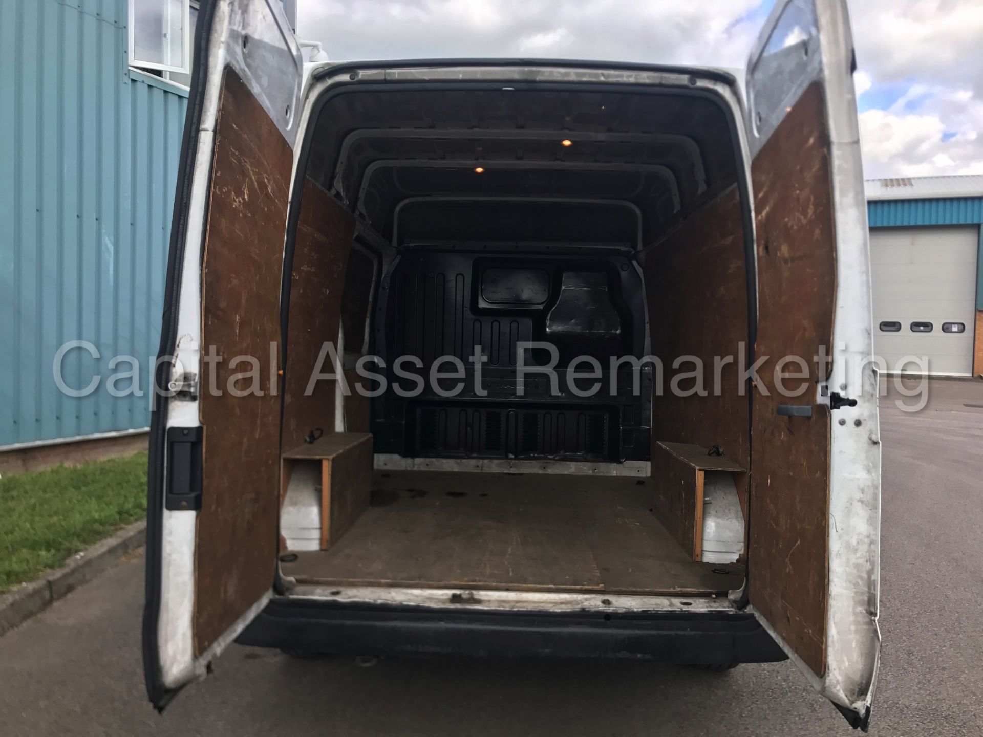 FORD TRANSIT 85 T280M FWD 'SWB HI-ROOF' (2012 MODEL) '2.2 TDCI - 5 SPEED' (1 FORMER KEEPER FROM NEW) - Image 15 of 22