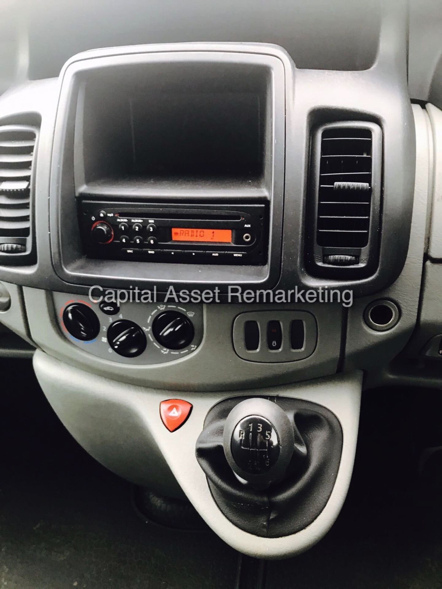 VAUXHALL VIVARO 2.0CDTI "ECO FLEX" 12 REG - 1 OWNER - SILVER - 2700KG - Image 8 of 12