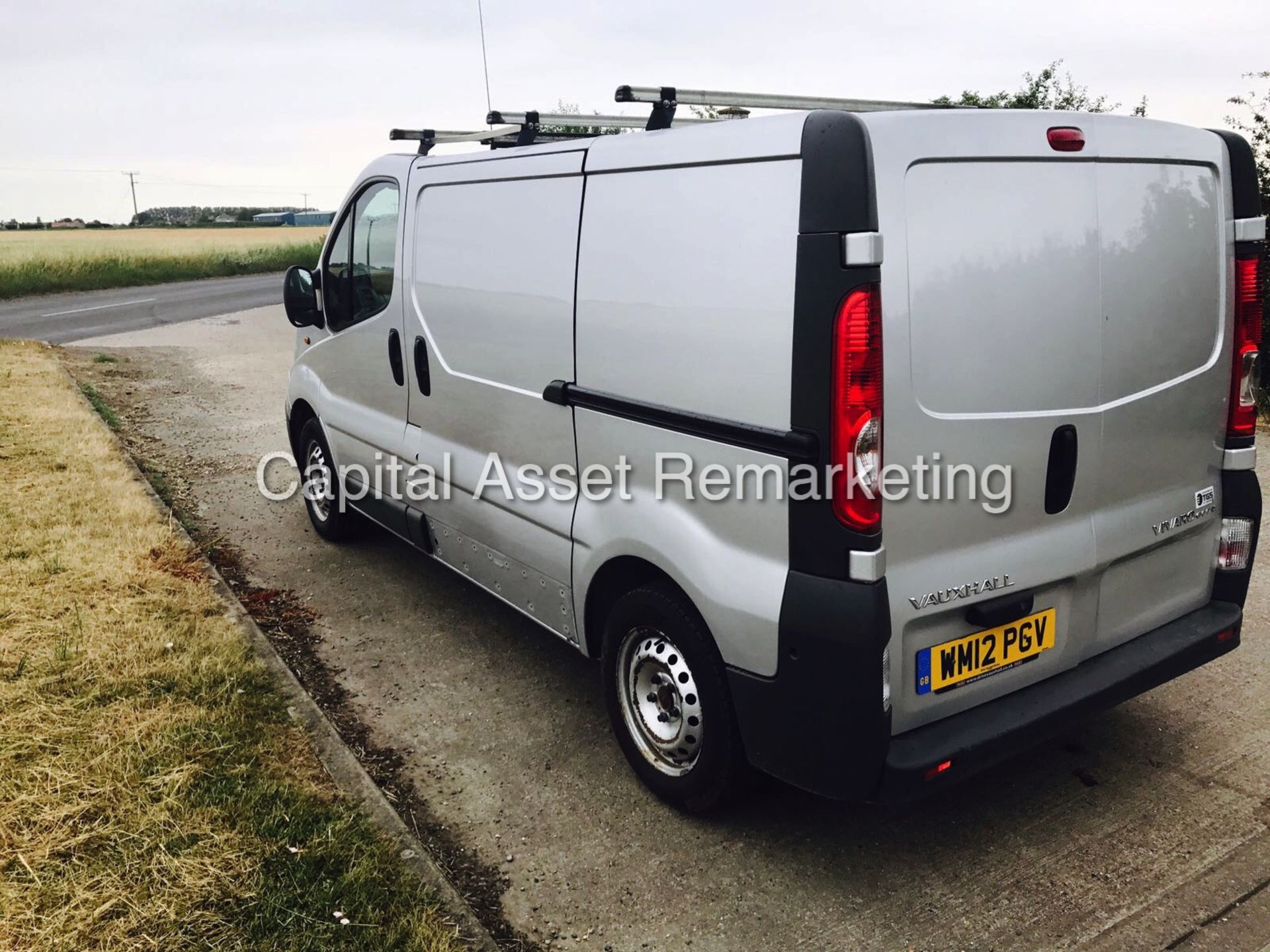 VAUXHALL VIVARO 2.0CDTI "ECO FLEX" 12 REG - 1 OWNER - SILVER - 2700KG - Image 4 of 12