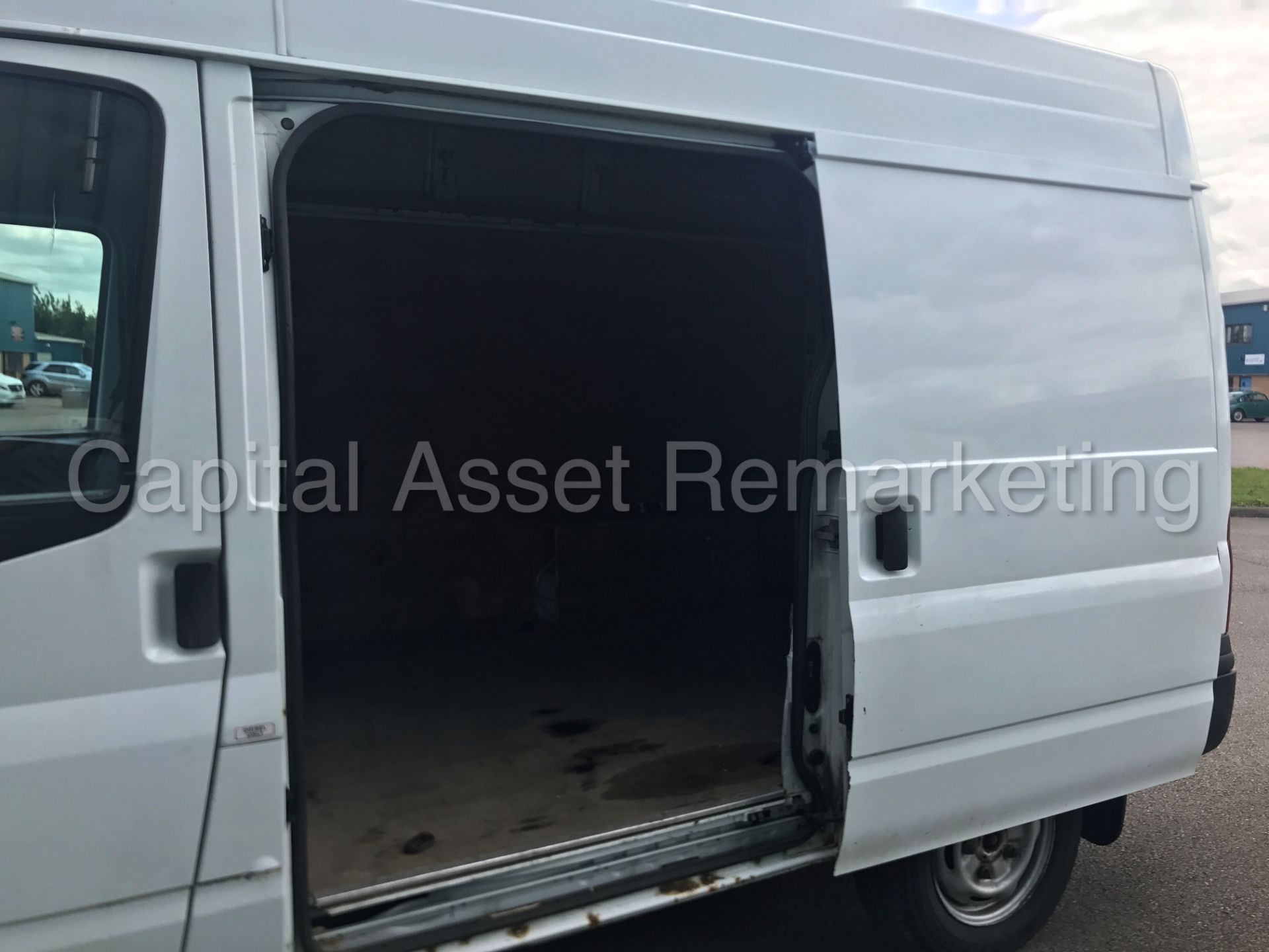 FORD TRANSIT 85 T280M FWD 'SWB HI-ROOF' (2012 MODEL) '2.2 TDCI - 5 SPEED' (1 FORMER KEEPER FROM NEW) - Image 14 of 22