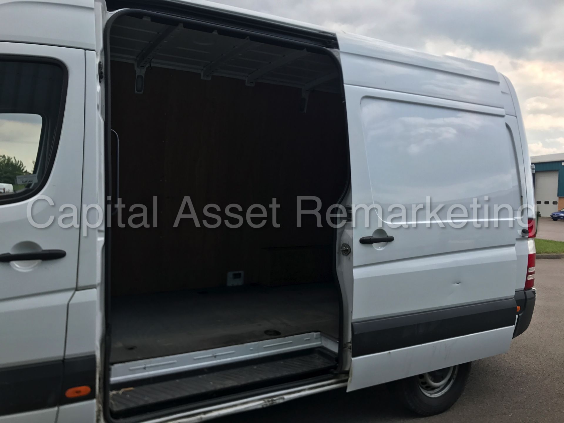 MERCEDES-BENZ SPRINTER 313 CDI 'MWB HI-ROOF' (2014) '130 BHP - 6 SPEED' (1 COMPANY OWNER FROM NEW) - Image 14 of 22