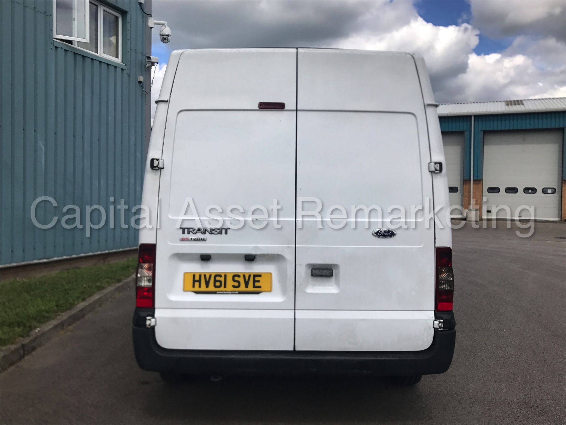 FORD TRANSIT 85 T280M FWD 'SWB HI-ROOF' (2012 MODEL) '2.2 TDCI - 5 SPEED' (1 FORMER KEEPER FROM NEW) - Image 8 of 22