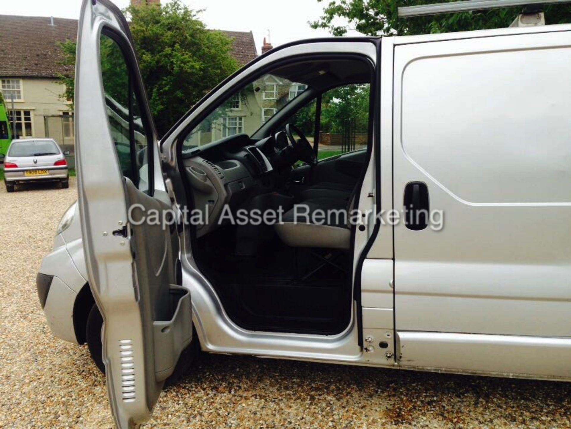 VAUXHALL VIVARO 2.0CDTI "SPORTIVE - 115BHP" LWB (2014 MODEL) AIR CON - ELEC PACK - SILVER - ALLOYS - Image 11 of 14