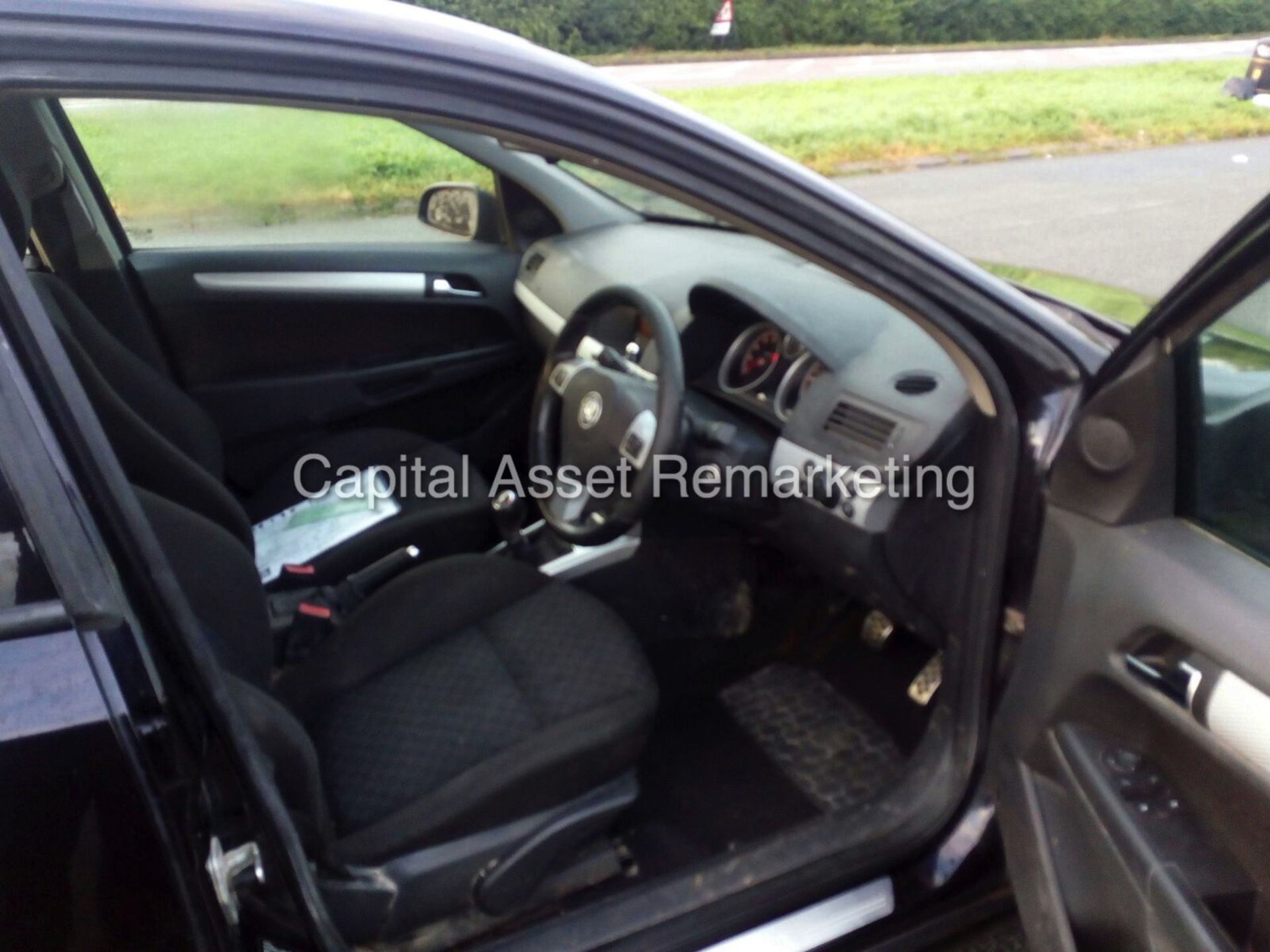 On Sale VAUXHALL ASTRA 1.6 "SXI - BLACK EDITION" HATCHBACK - AIR CON - ELEC PACK - ALLOYS - NO VAT - Image 6 of 8