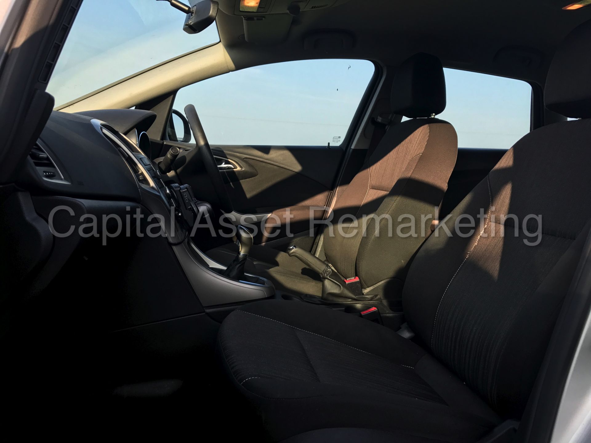 VAUXHALL ASTRA 'EXCLUSIVE' (2012 MODEL) '1.7 CDTI - ECOFLEX - 6 SPEED' *AIR CON* (1 OWNER) - Image 13 of 25