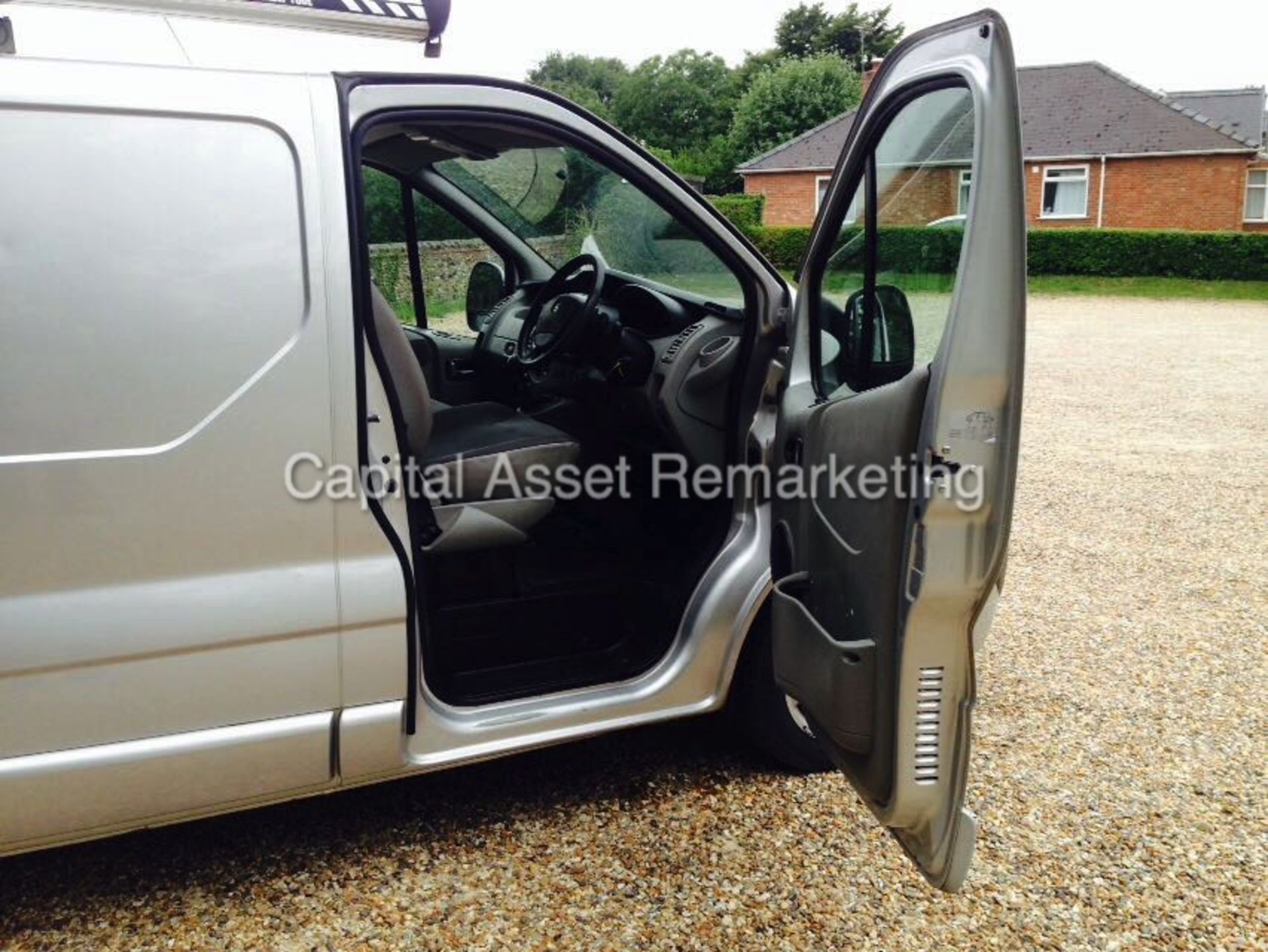 VAUXHALL VIVARO 2.0CDTI "SPORTIVE - 115BHP" LWB (2014 MODEL) AIR CON - ELEC PACK - SILVER - ALLOYS - Image 8 of 14