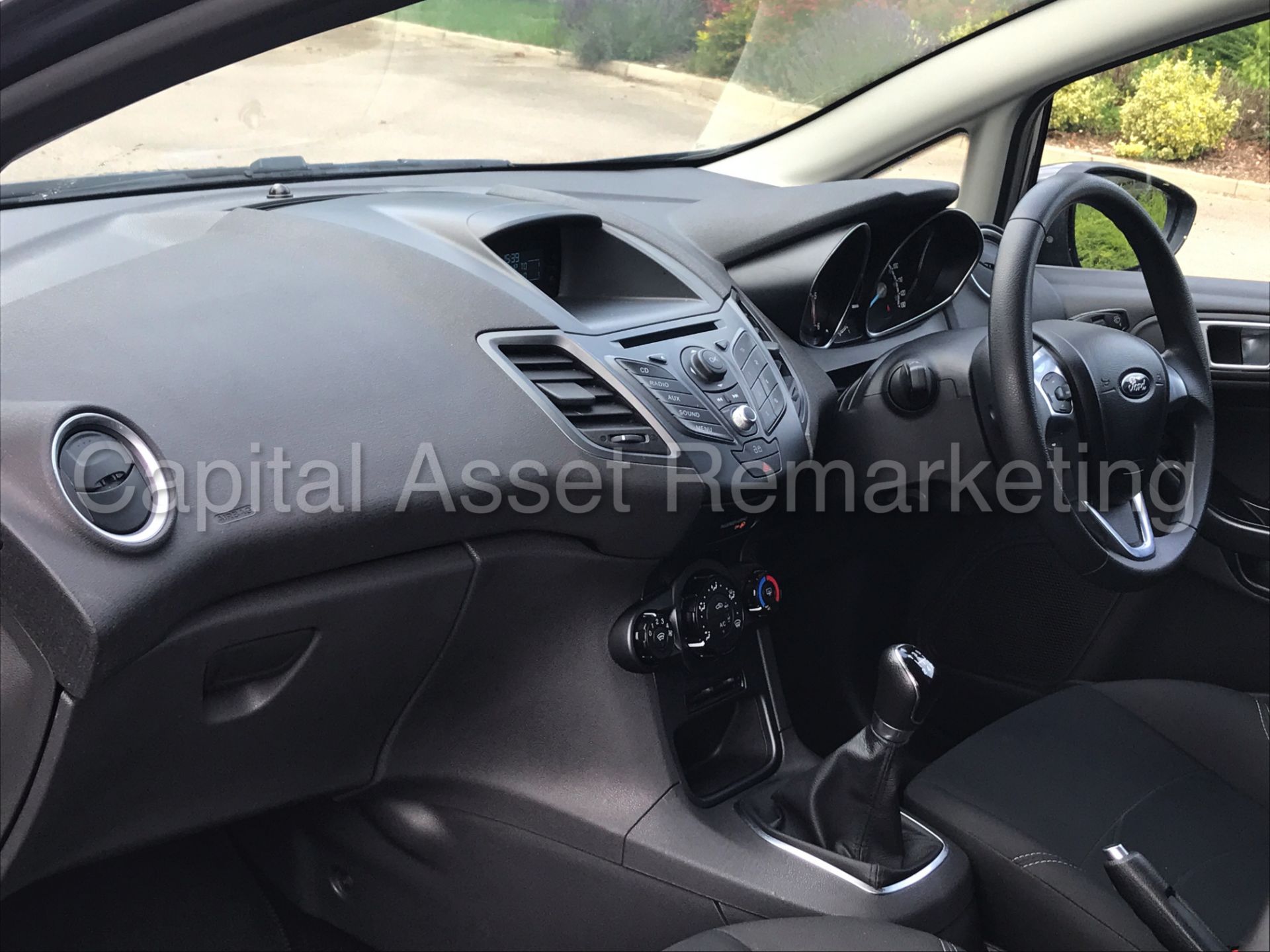 FORD FIESTA 'STYLE' 5 DOOR HATCHBACK (2015 MODEL) '1.5 TDCI - 60 MPG - AIR CON' (1 OWNER - FSH) - Image 13 of 32