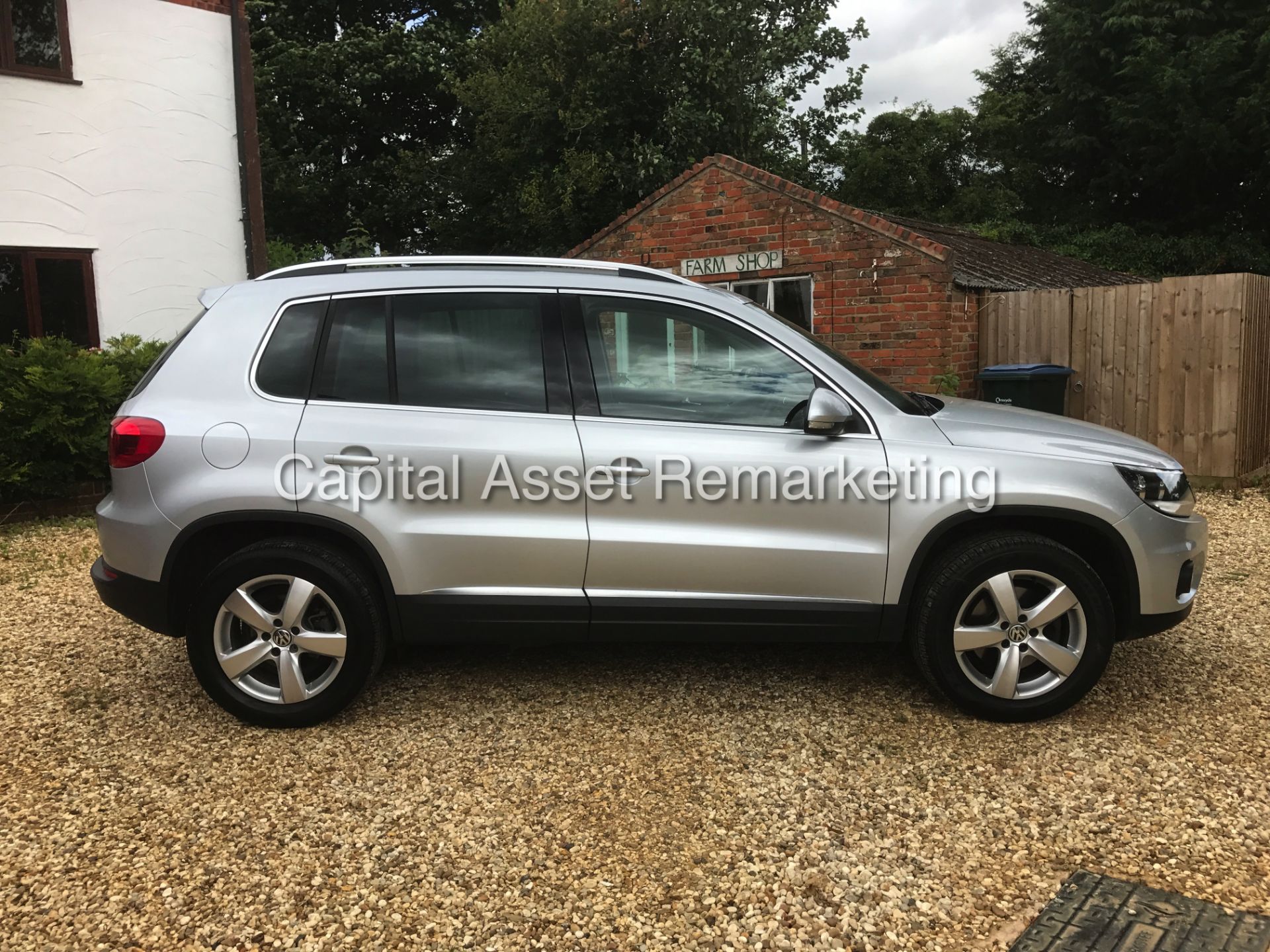 VOLKSWAGEN TIGUAN 2.0TDI "140BHP - DSG" 4MATIC (15 REG) 1 OWNER FSH -CLIMATE-ELEC PACK -HEATED SEATS - Image 4 of 25