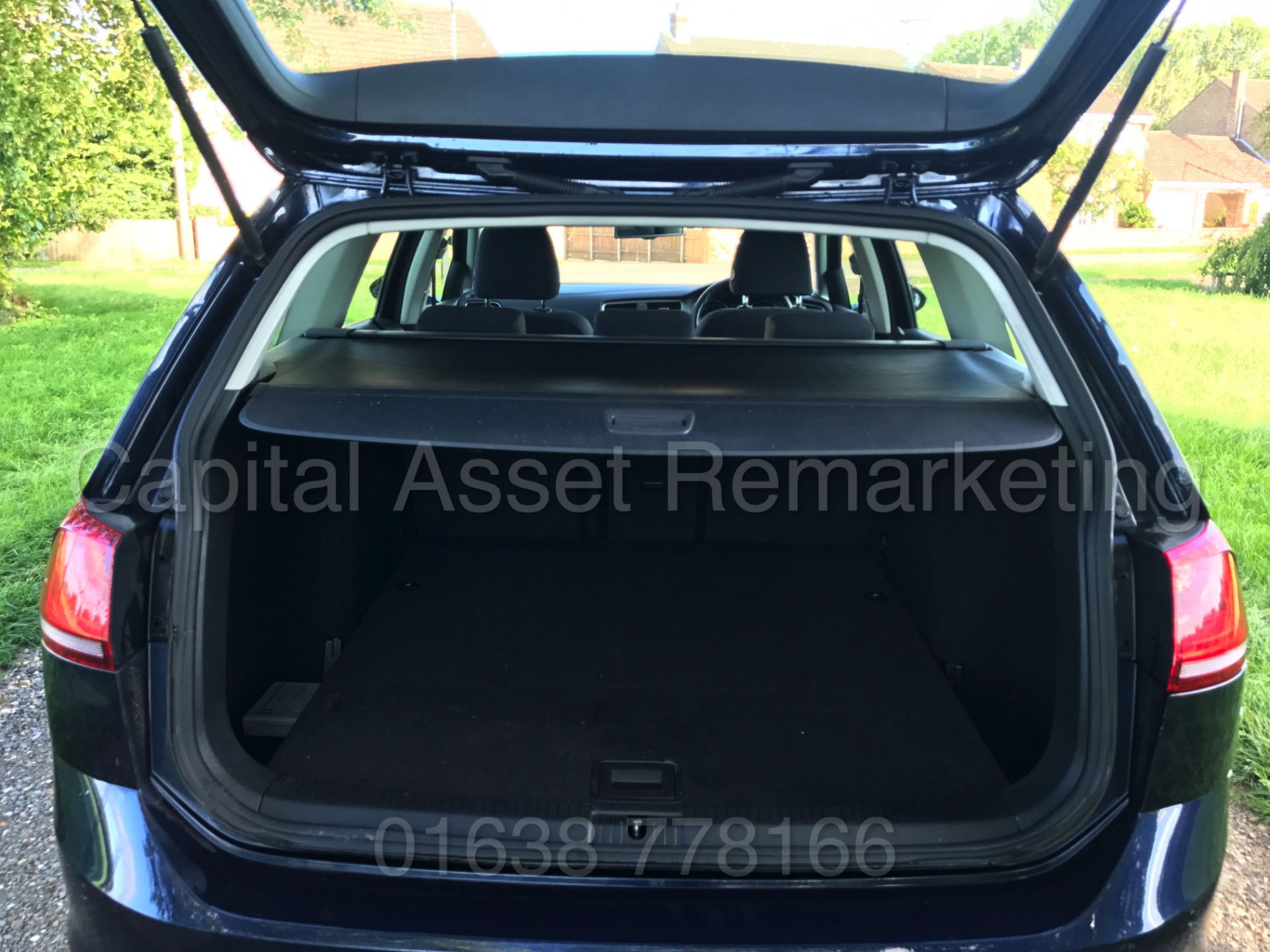 VOLKSWAGEN GOLF 'SE TECH' 5 DOOR ESTATE (2014) 'TDI - MEDIA - A/C - ELEC PACK' *1 OWNER* (65 MPG+) - Image 16 of 31