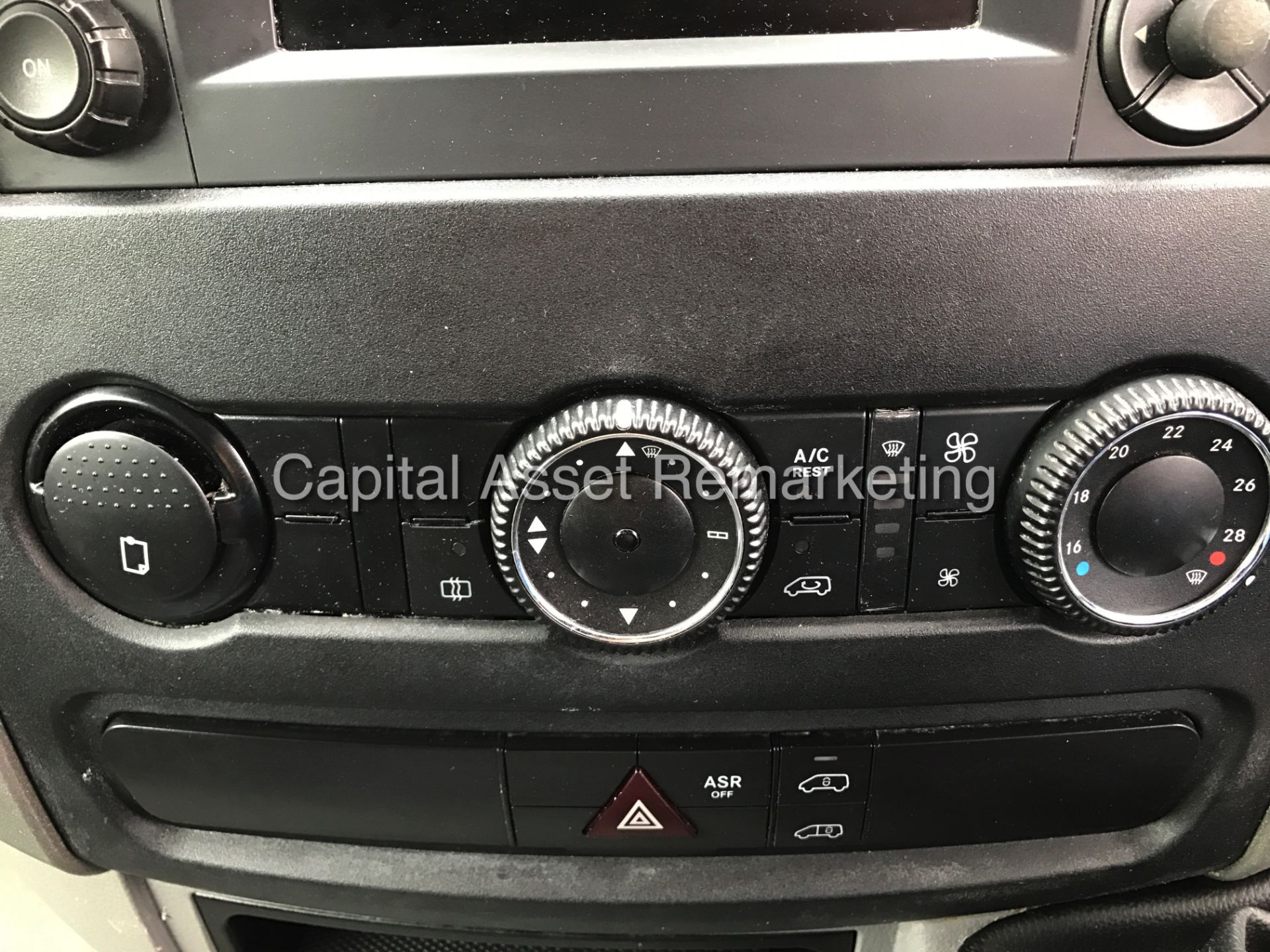 VOLKSWAGEN CRAFTER CR30 SWB 2.0TDI (109) - NEW SHAPE - 14 REG - MASSIVE SPEC - AIR CON!! - 1 OWNER! - Image 11 of 13