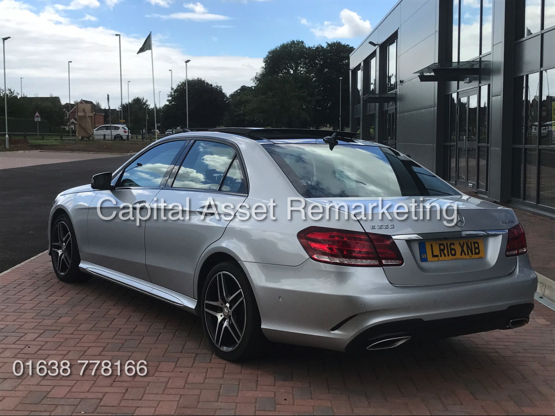 MERCEDES E220d "AMG NIGHT EDITION PREMIUM" 7G (16 REG) LEATHER - PAN ROOF - SAT NAV' **HUGE SPEC** - Image 8 of 26