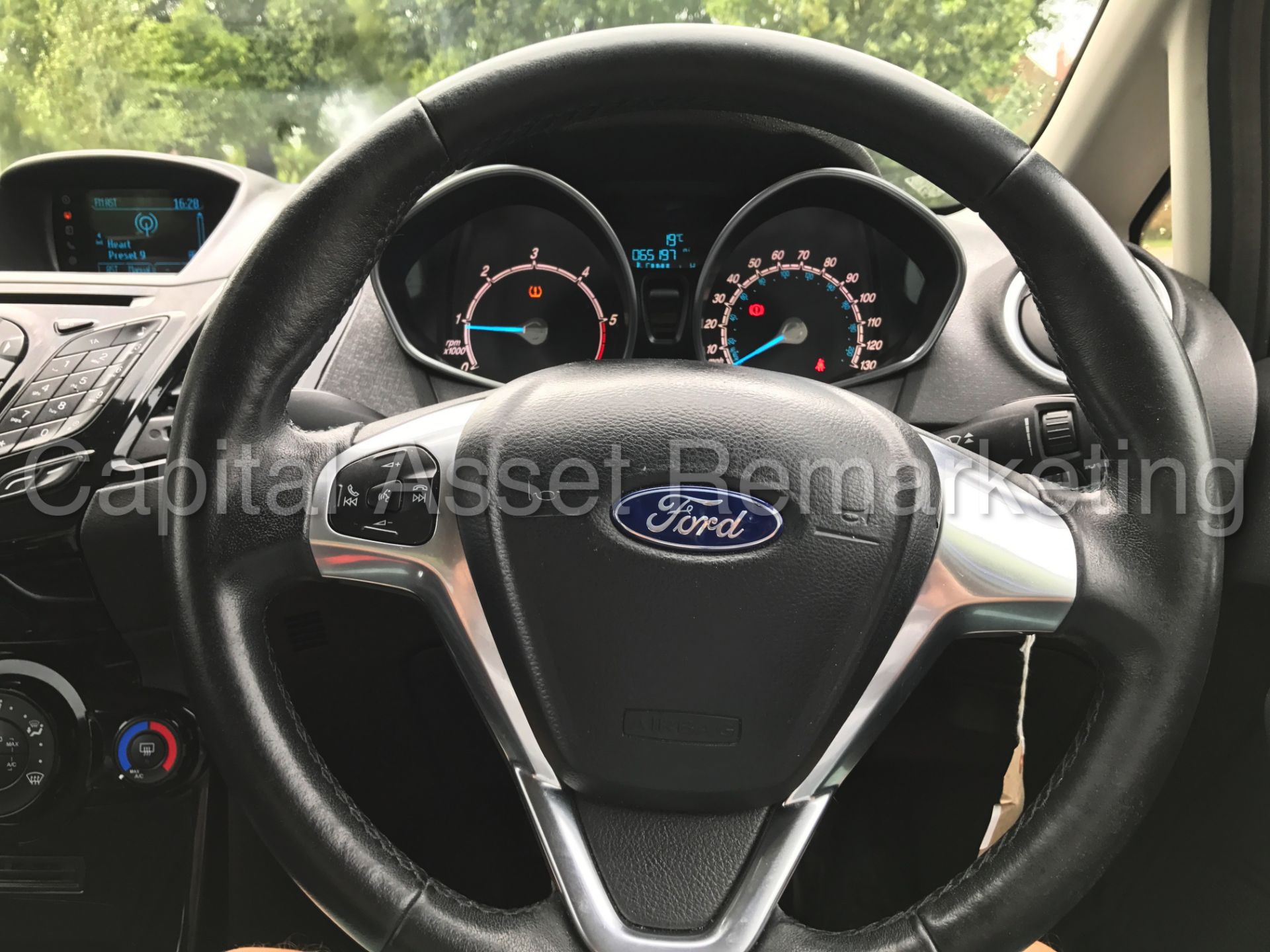 FORD FIESTA 'ZETEC' 5 DOOR HATCHBACK (2015) '1.5 TDCI - 60 MPG - AIR CON' (1 OWNER - FSH) - Bild 28 aus 32