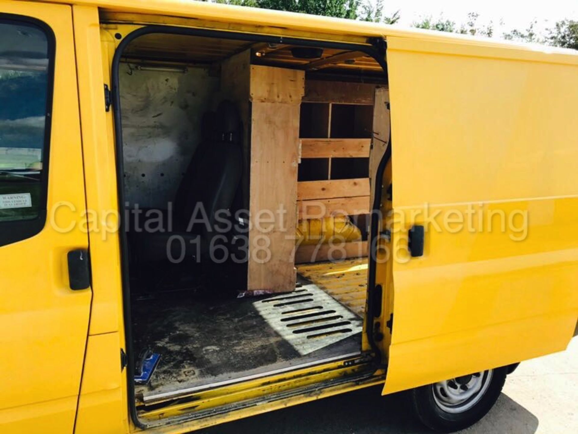 FORD TRANSIT 115 T300S FWD 'SWB' (2011 MODEL) '2.2 TDCI - 115 PS - 6 SPEED' **AIR CON** (FULL MOT) - Image 9 of 19