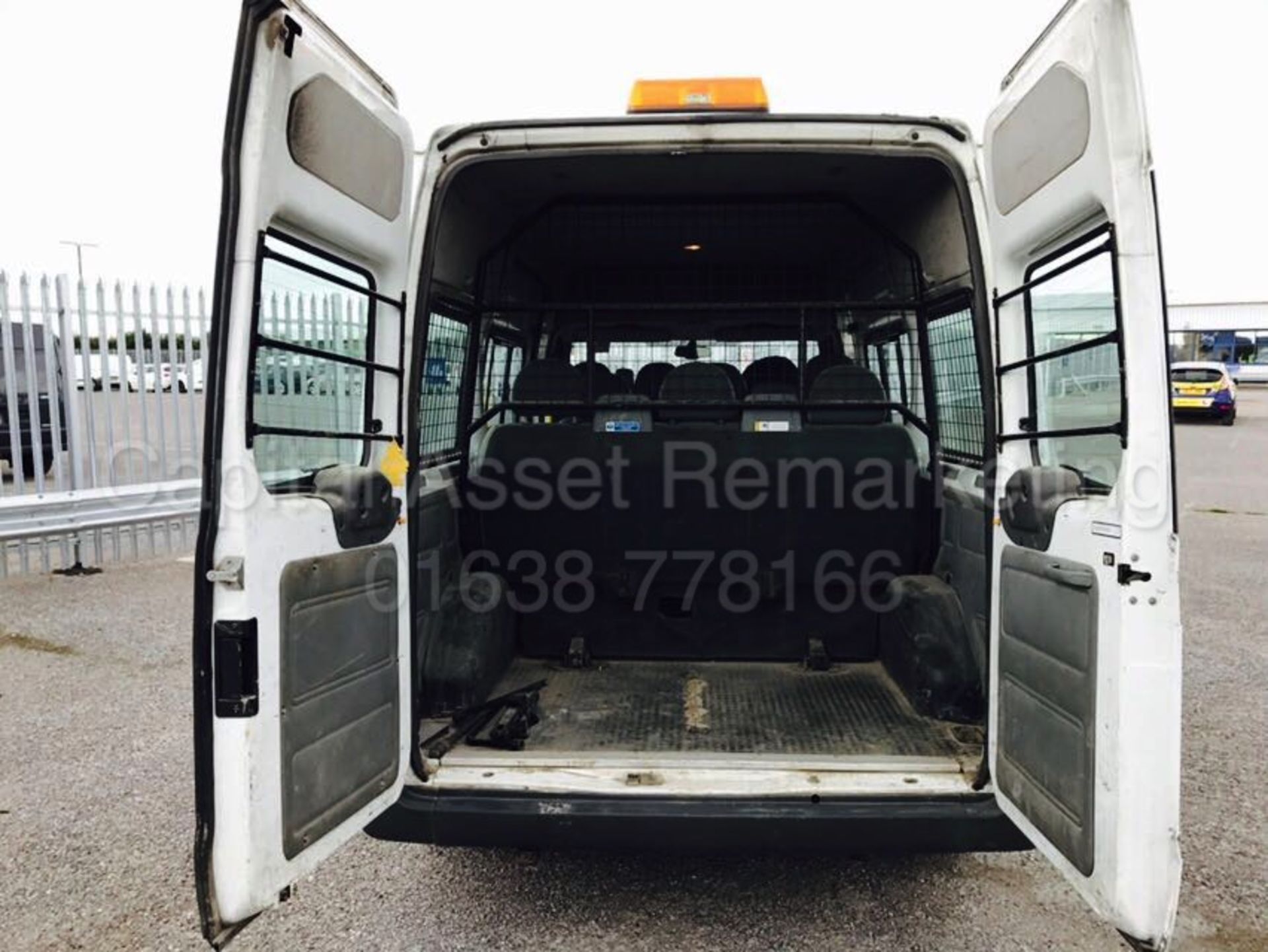 FORD TRANSIT 110 T300 'MWB - 9 SEATER BUS' (2009 - 09 REG) '2.2 TDCI - 110 BHP - 5 SPEED -ELEC PACK' - Image 11 of 17