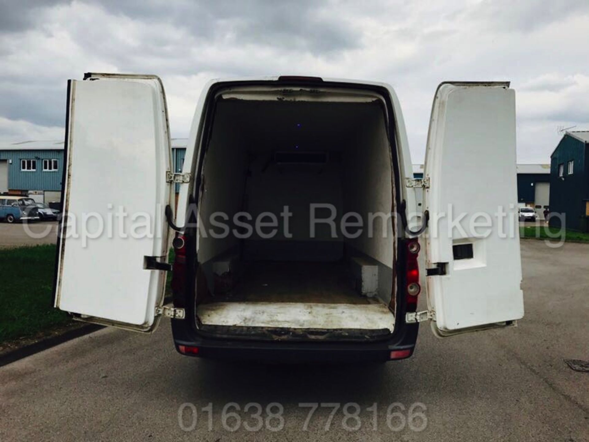 VOLKSWAGEN CRAFTER CR35 'LWB HI-ROOF' (2009) **FRIDGE / FREEZER VAN** '2.5 TDI - 109 BHP- 6 SPEED' - Image 9 of 16