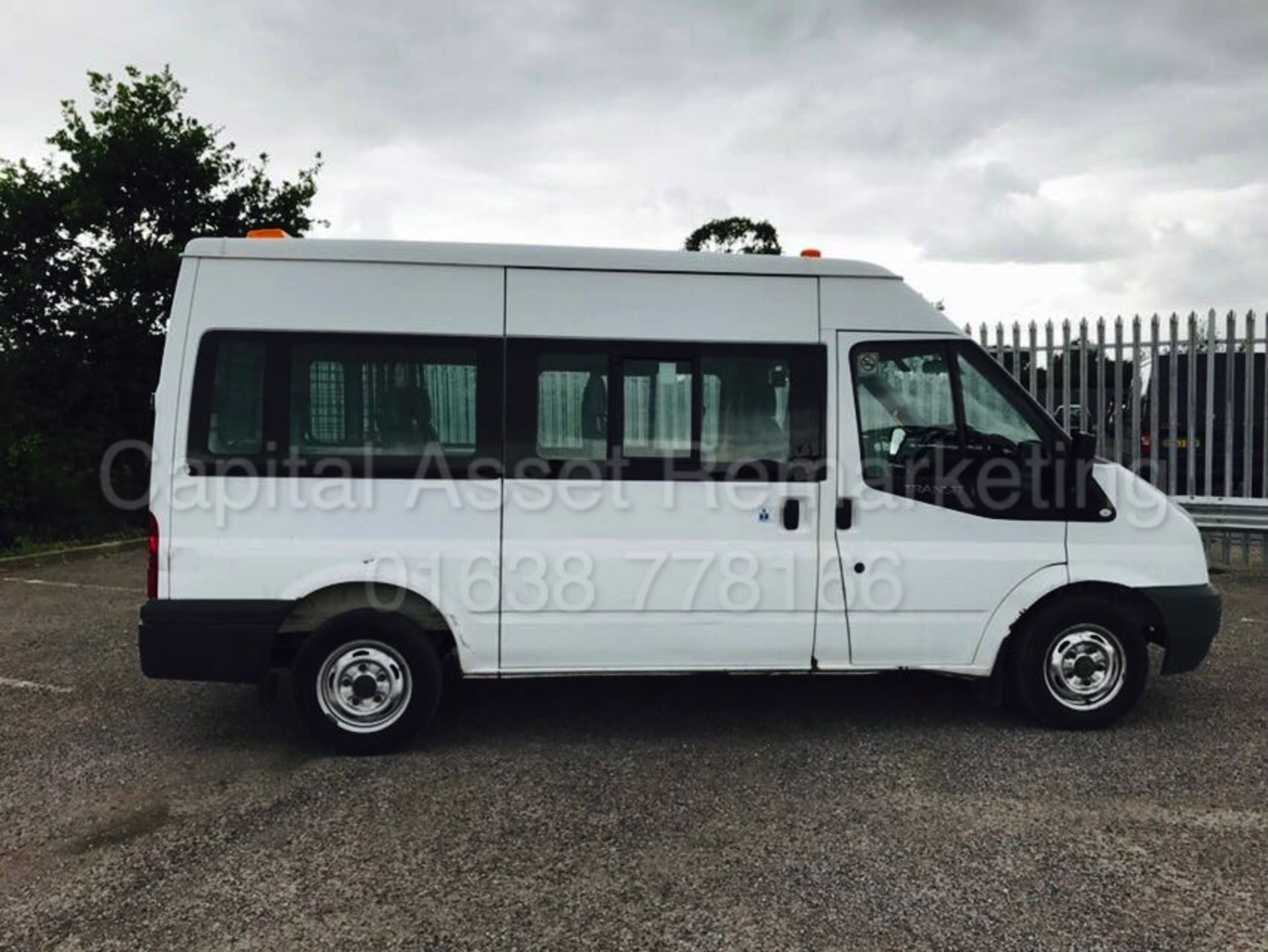 FORD TRANSIT 110 T300 'MWB - 9 SEATER BUS' (2009 - 09 REG) '2.2 TDCI - 110 BHP - 5 SPEED -ELEC PACK' - Image 8 of 17