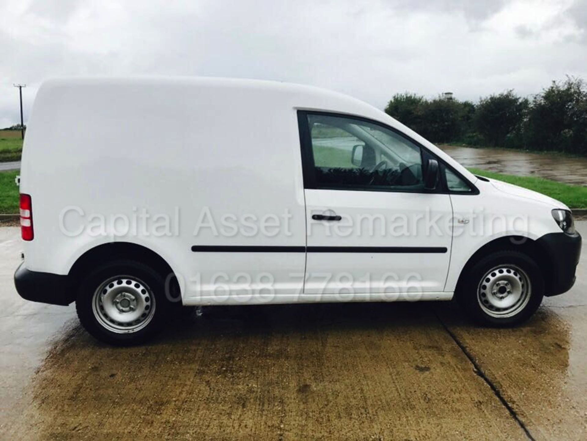 VOLKSWAGEN CADDY C20 (2015 - 15 REG) '1.6 TDI - 5 SPEED' (1 OWNER - FULL SERVICE HISTORY) **50 MPG** - Image 6 of 17