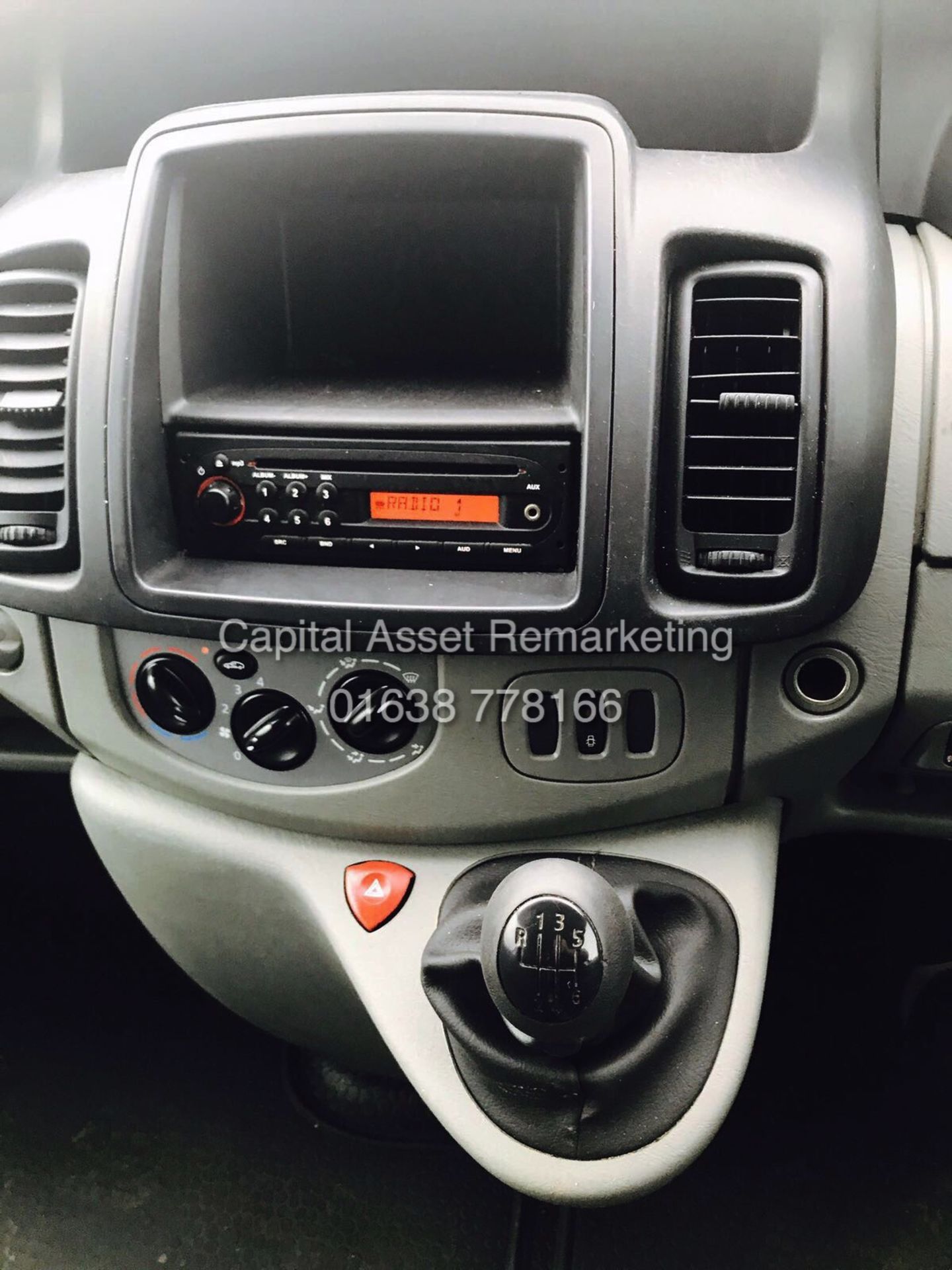 VAUXHALL VIVARO 2.0 CDTI ECO-FLEX (12 REG) SILVER - 3 SEATER - REMOVABLE ROOF RACKS - Image 8 of 11