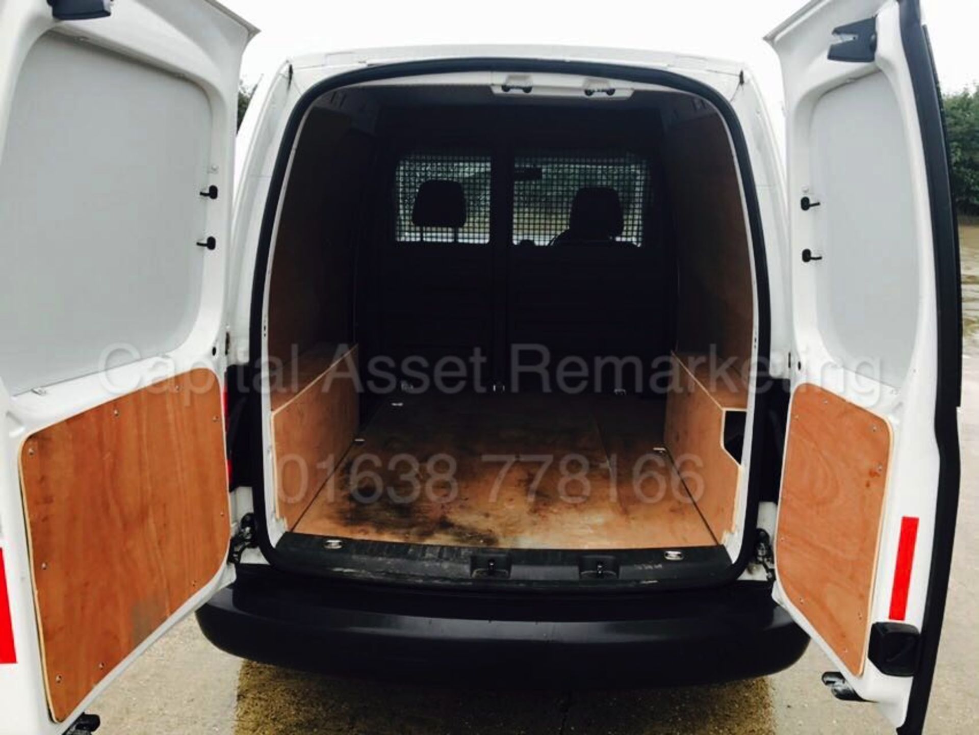 VOLKSWAGEN CADDY C20 (2015 - 15 REG) '1.6 TDI - 5 SPEED' (1 OWNER - FULL SERVICE HISTORY) **50 MPG** - Image 11 of 17