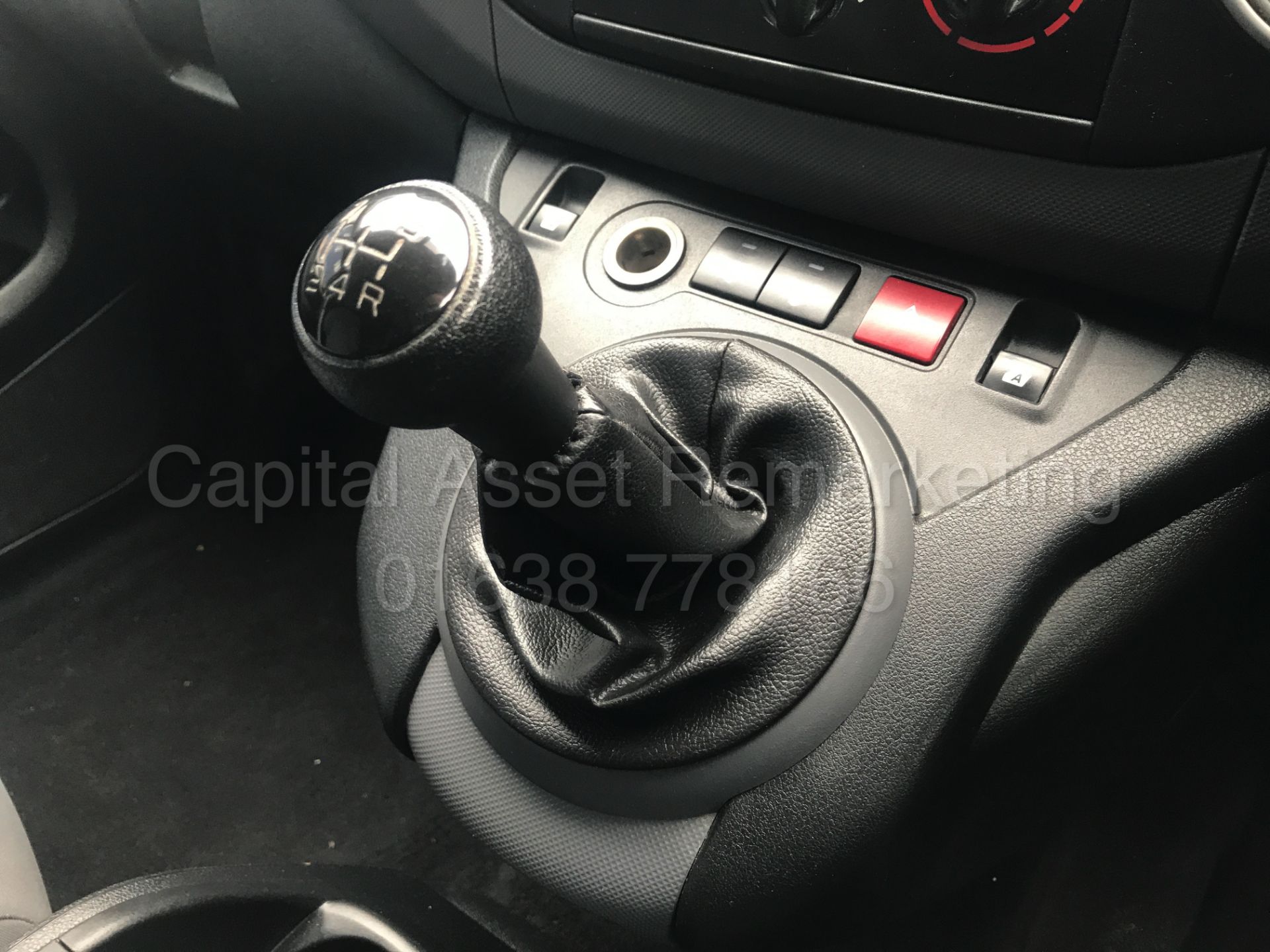 PEUGEOT PARTNER 850 S (2014 - FACELIFT MODEL) '1.6 HDI - 90 BHP - 5 SPEED' (FULL SERVICE HISTORY) - Image 21 of 26