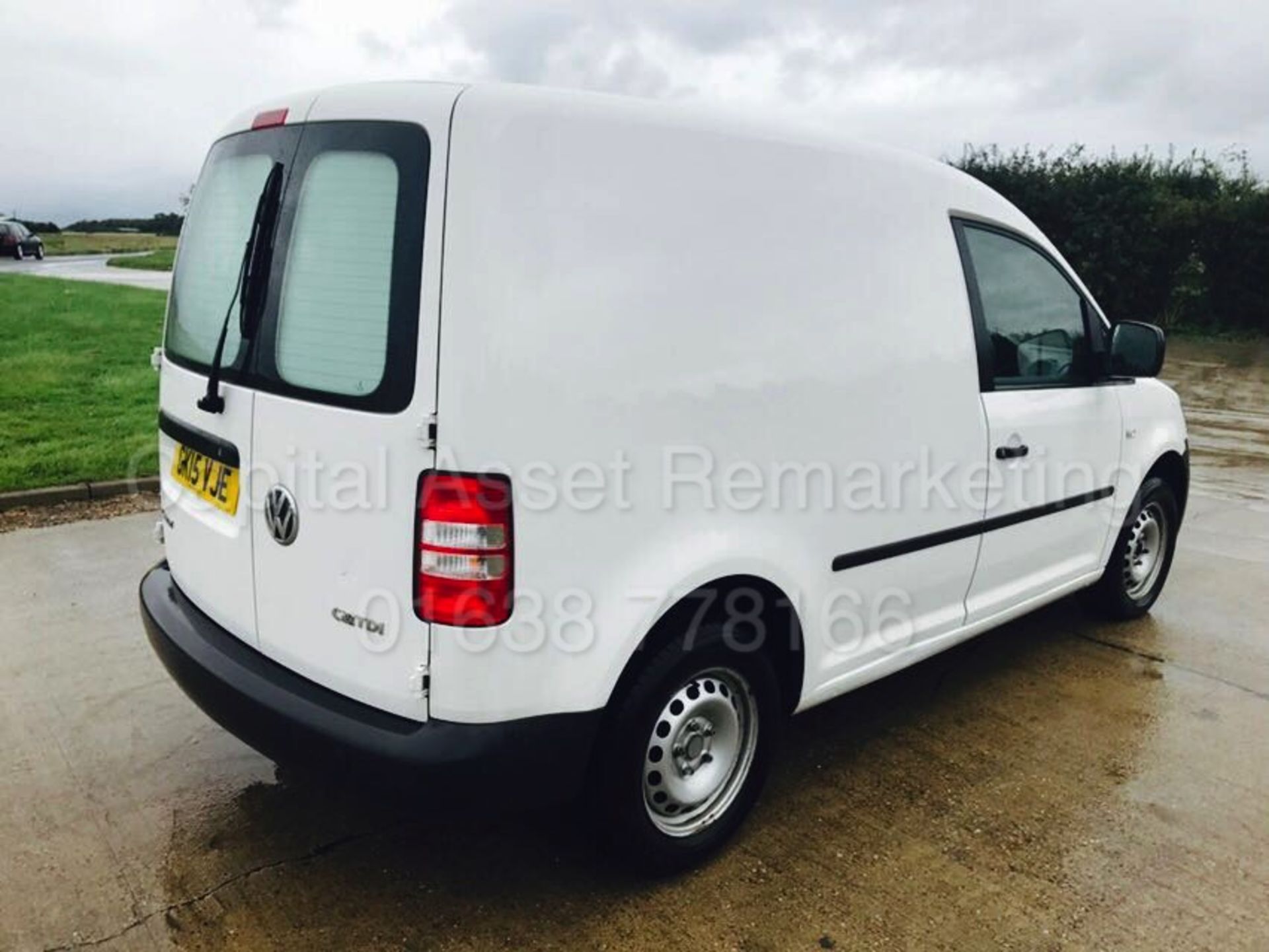 VOLKSWAGEN CADDY C20 (2015 - 15 REG) '1.6 TDI - 5 SPEED' (1 OWNER - FULL SERVICE HISTORY) **50 MPG** - Image 5 of 17