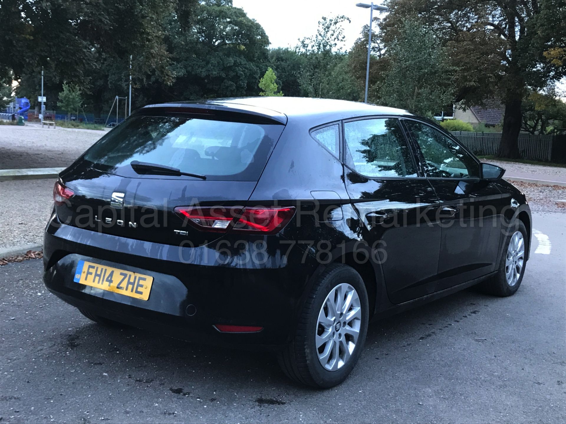 (On sale) SEAT LEON 'SE - BLACK' *5 DOOR* (2014) 1.6 TDI - STOP / START (60 MPG+) *1 OWNER FROM NEW* - Image 9 of 29