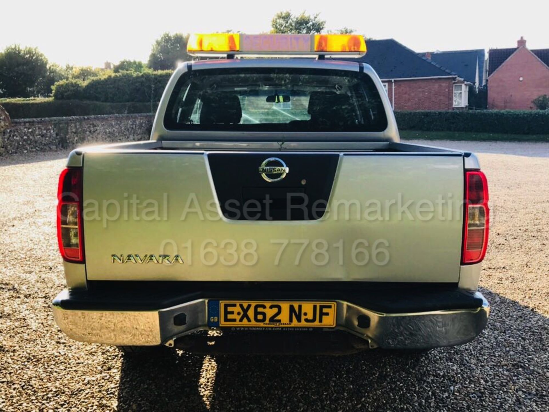 NISSAN NAVARA 'ACENTA' DOUBLE CAB PICK-UP (2013 MODEL) '2.5 DCI -188 BHP - 6 SPEED' **LOW MILES** - Image 6 of 20