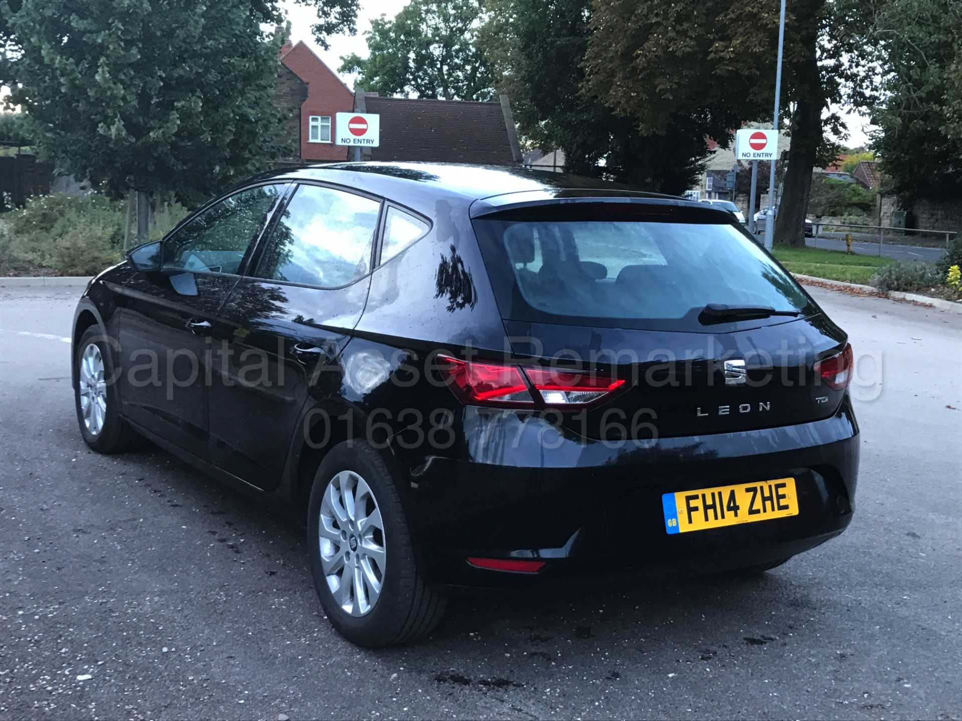 (On sale) SEAT LEON 'SE - BLACK' *5 DOOR* (2014) 1.6 TDI - STOP / START (60 MPG+) *1 OWNER FROM NEW* - Image 7 of 29