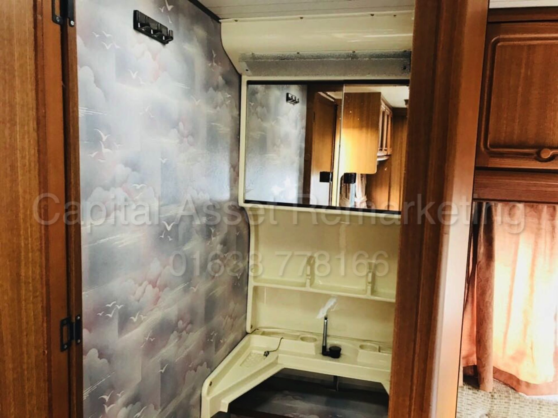 HOBBY 'PRESTIGE DELUXÊ' **4 BERTH TOURING CARAVAN** (NO VAT - SAVE 20%) - Image 16 of 24