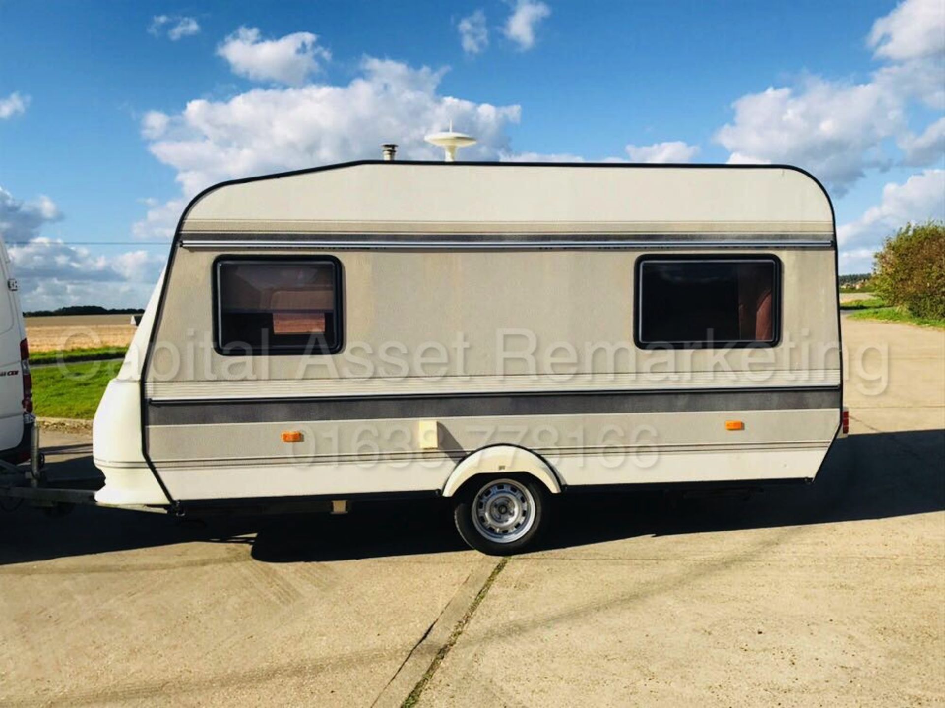 HOBBY 'PRESTIGE DELUXÊ' **4 BERTH TOURING CARAVAN** (NO VAT - SAVE 20%) - Image 5 of 24