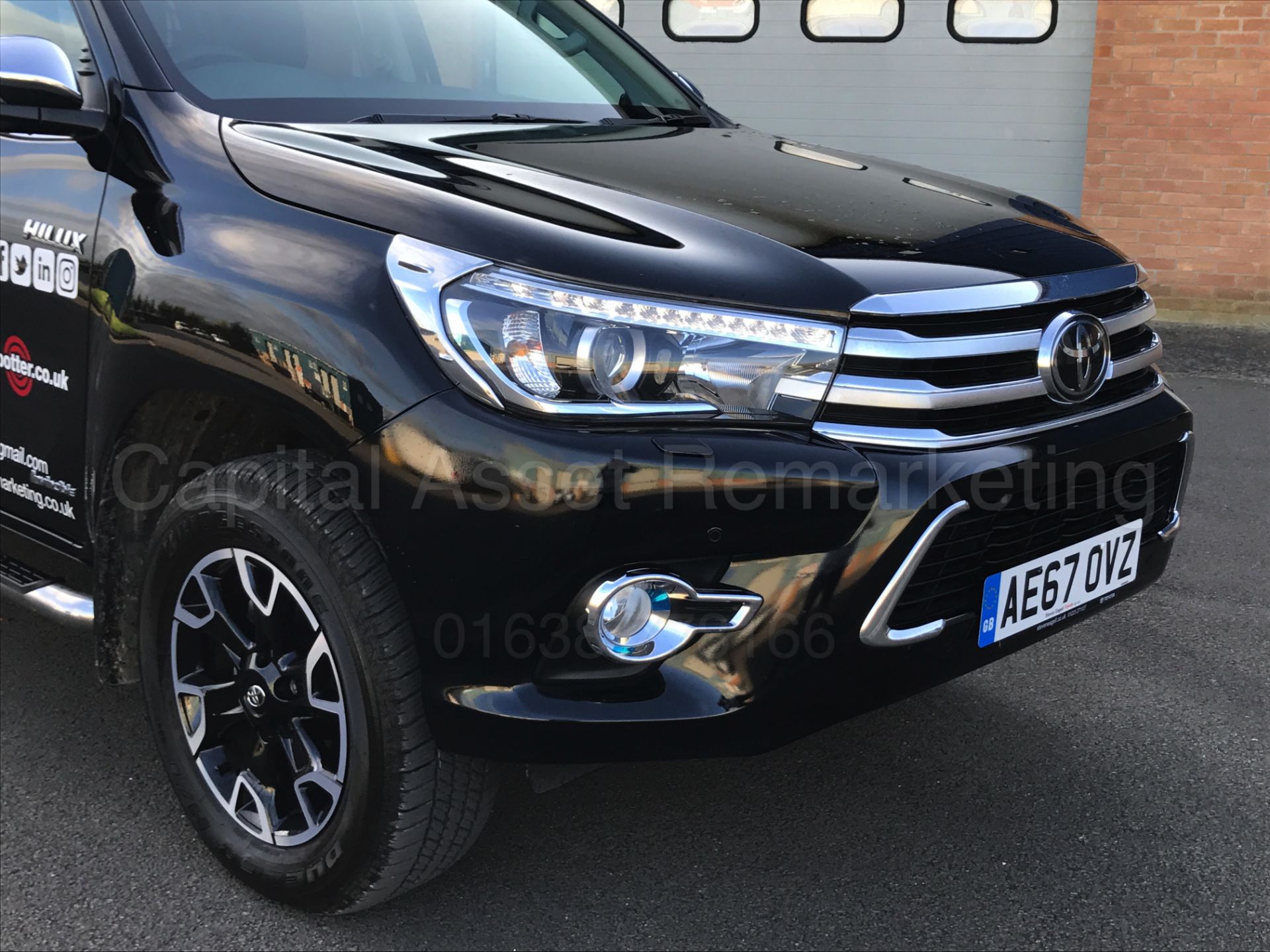 TOYOTA HILUX 'INVINCIBLE X' (2017 - 67 REG) D/CAB PICK-UP 'D-4D - AUTO - LEATHER - SAT NAV' *LOOK* - Image 17 of 55