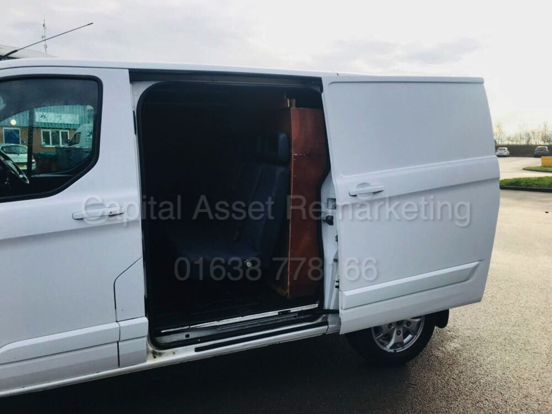 (On Sale) FORD TRANSIT CUSTOM 'LIMITED SPEC' (2013 - NEW MODEL) '2.2 TDCI - 6 SPEED' *A/C* (NO VAT) - Image 14 of 32