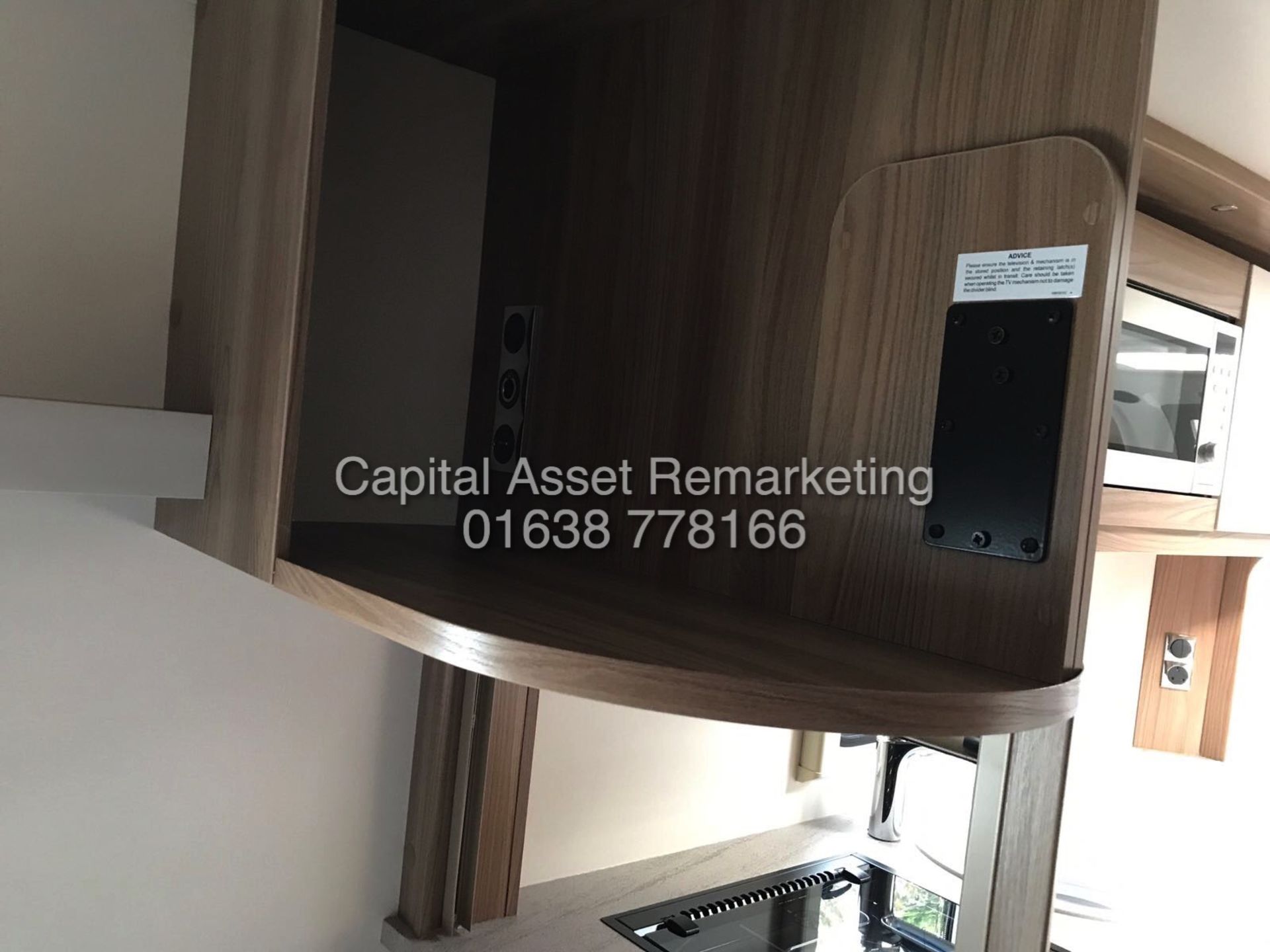 SWIFT SPRITE "QUATTRO FB" 6 BERTH LUXURY TOURING CARAVAN (2017 BRAND NEW / UN USED) TOP OF THE RANGE - Image 13 of 20