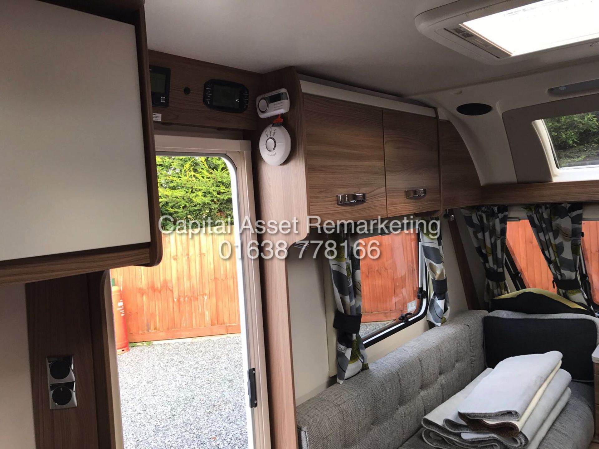 SWIFT SPRITE "QUATTRO FB" 6 BERTH LUXURY TOURING CARAVAN (2017 BRAND NEW / UN USED) TOP OF THE RANGE - Image 16 of 20