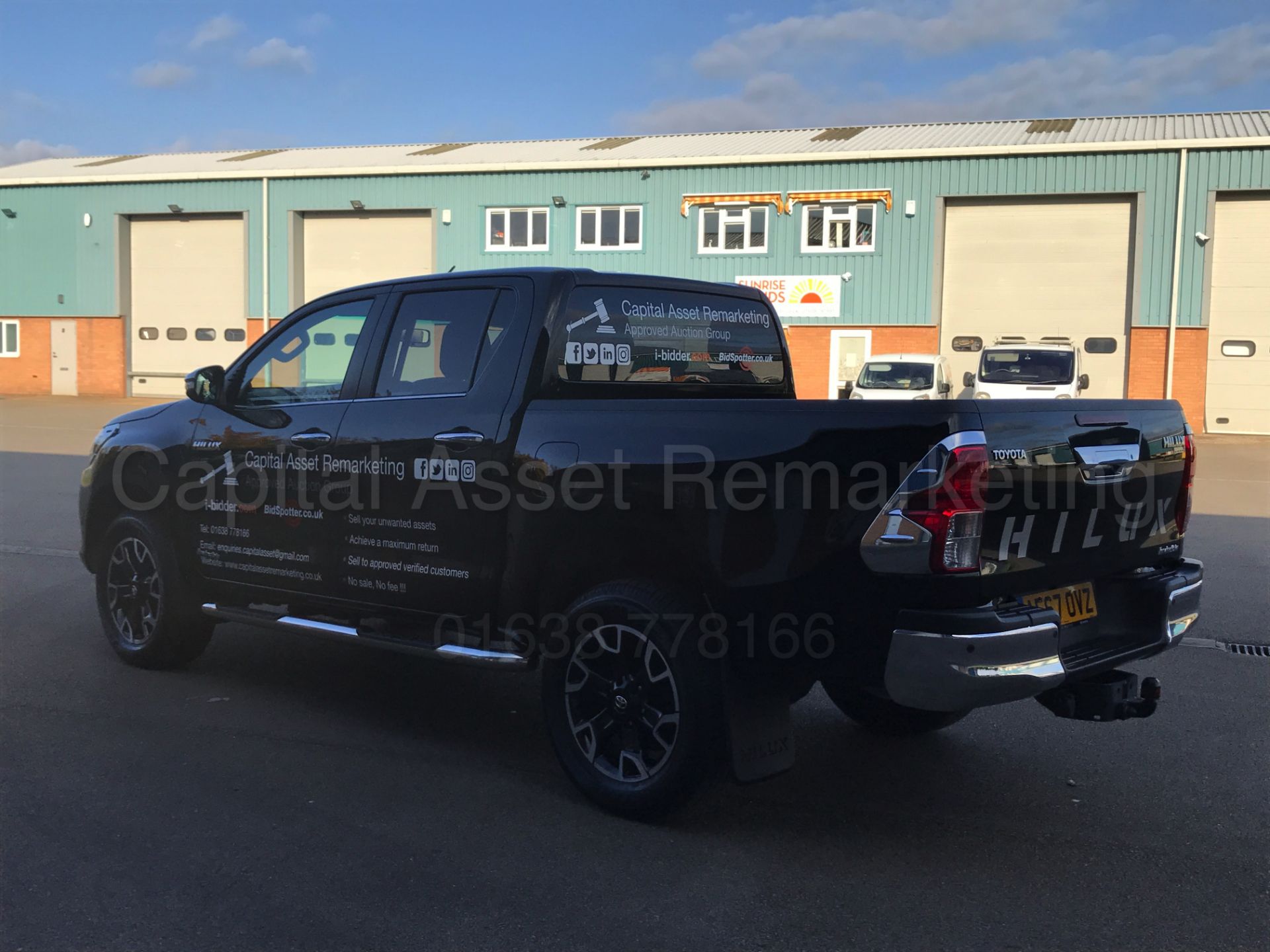 TOYOTA HILUX 'INVINCIBLE X' (2017 - 67 REG) D/CAB PICK-UP 'D-4D - AUTO - LEATHER - SAT NAV' *LOOK* - Image 8 of 55