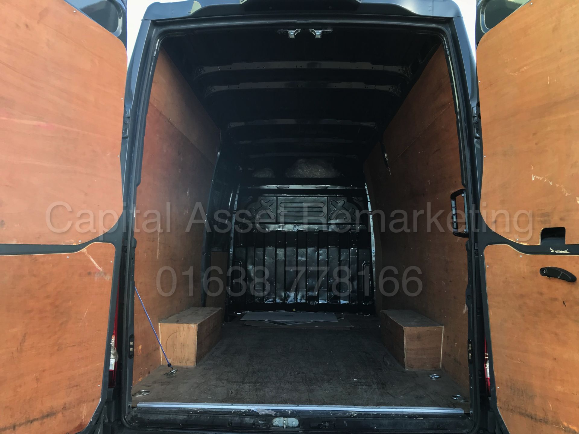 IVECO DAILY 35S15 'MWB HI-ROOF' (2015 - LATEST MODEL) '2.3 DIESEL - 146 BHP - 6 SPEED' **AIR CON** - Image 16 of 26