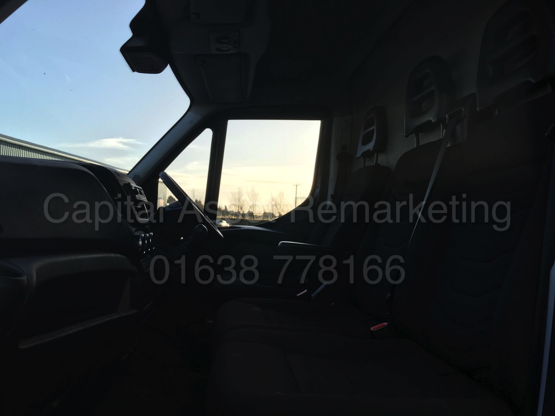 IVECO DAILY 35S15 'MWB HI-ROOF' (2015 - LATEST MODEL) '2.3 DIESEL - 146 BHP - 6 SPEED' **AIR CON** - Image 14 of 26