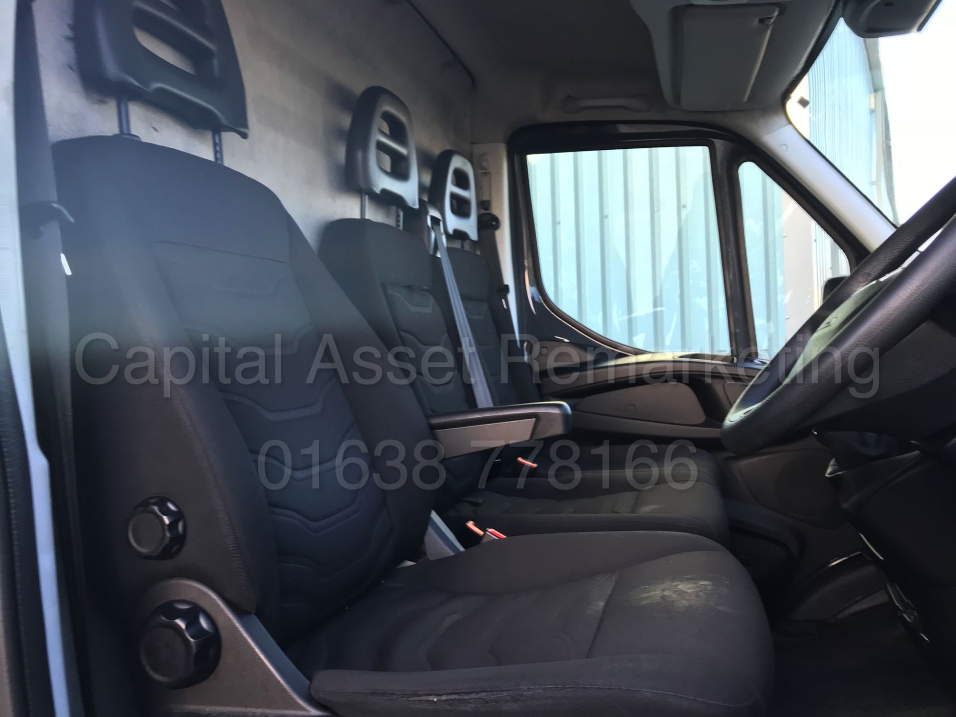 IVECO DAILY 35S15 'MWB HI-ROOF' (2015 - LATEST MODEL) '2.3 DIESEL - 146 BHP - 6 SPEED' **AIR CON** - Image 17 of 26