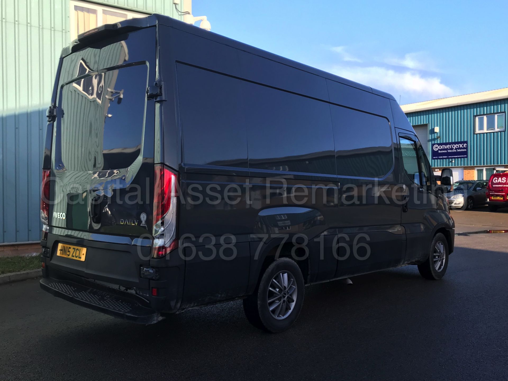 IVECO DAILY 35S15 'MWB HI-ROOF' (2015 - LATEST MODEL) '2.3 DIESEL - 146 BHP - 6 SPEED' **AIR CON** - Image 9 of 26