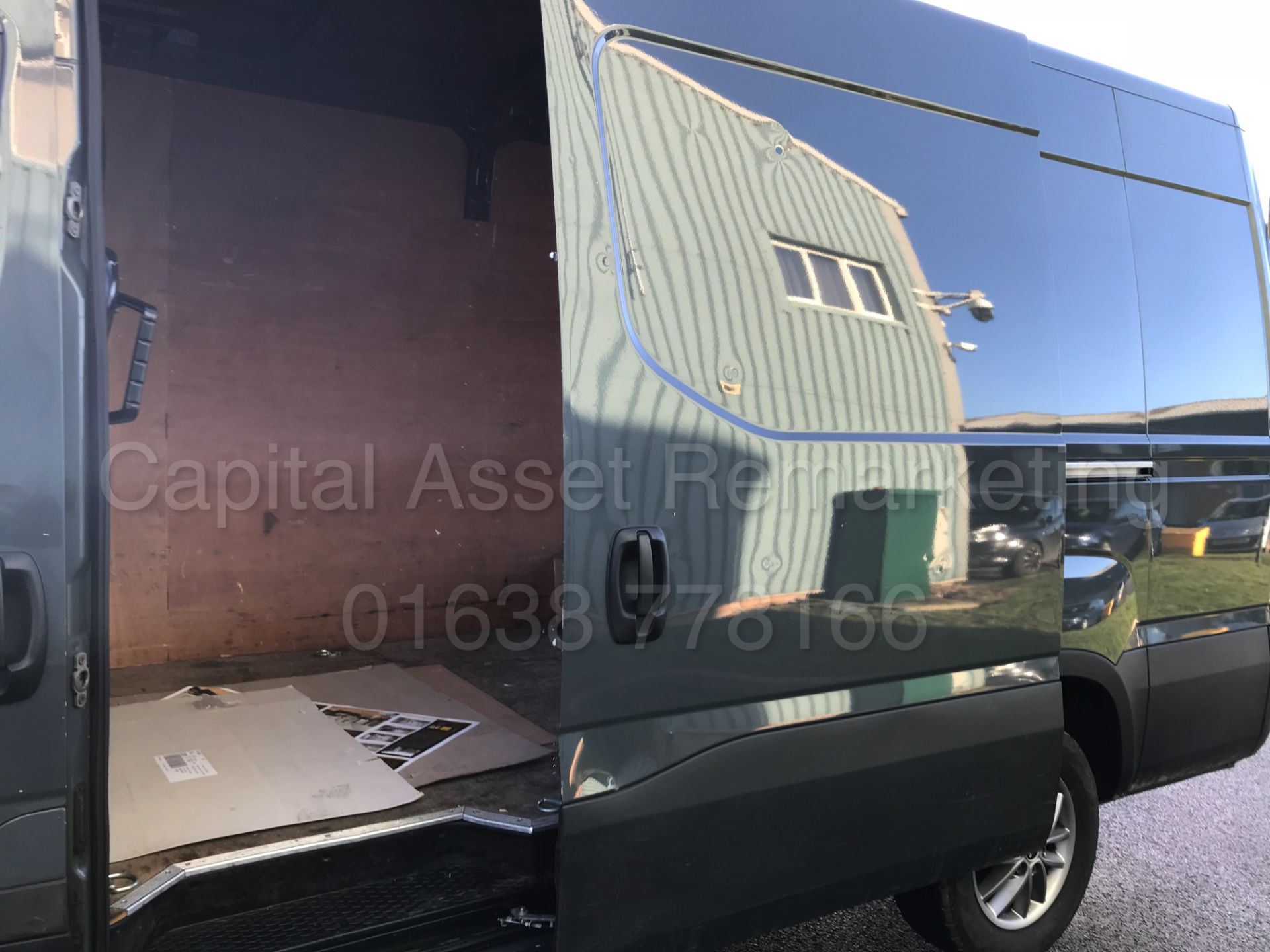 IVECO DAILY 35S15 'MWB HI-ROOF' (2015 - LATEST MODEL) '2.3 DIESEL - 146 BHP - 6 SPEED' **AIR CON** - Image 15 of 26