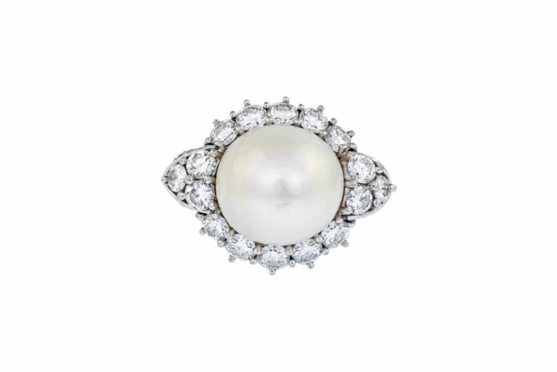 ANELLO IN ORO BIANCO CON GRANDE PERLA E BRILLANTI| Anello in oro bianco 18 kt con perla a tutto