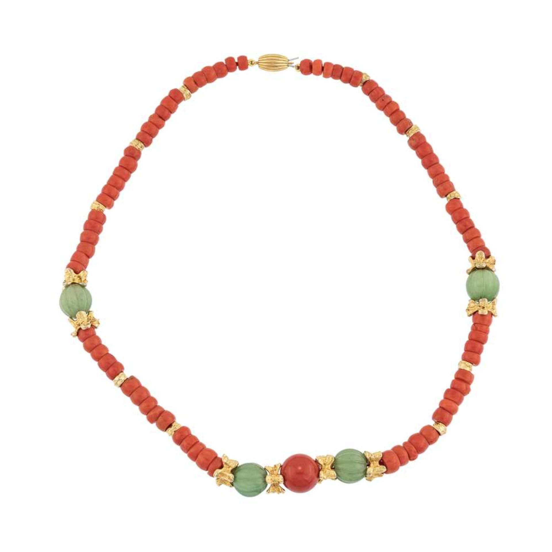 COLLANA DI CORALLO| CORAL NECKLACE Collana di corallo con pietre dure verdi. | Coral necklace with