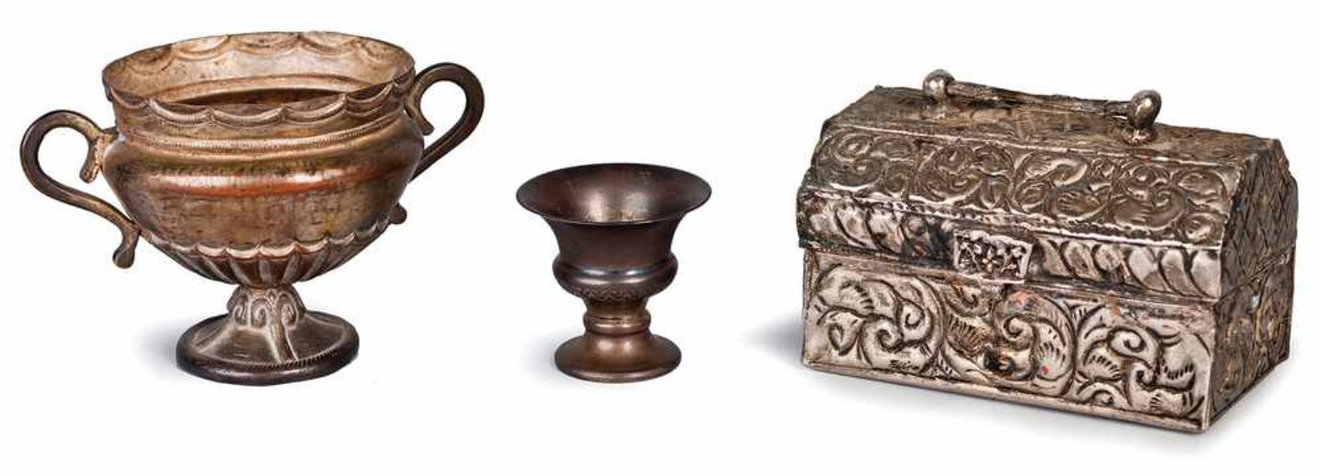 FORZIERE, COPPA E COPPETTA | A COFFER AND TWO CUPS Un forziere in metallo argentato cm 5x9x5, una