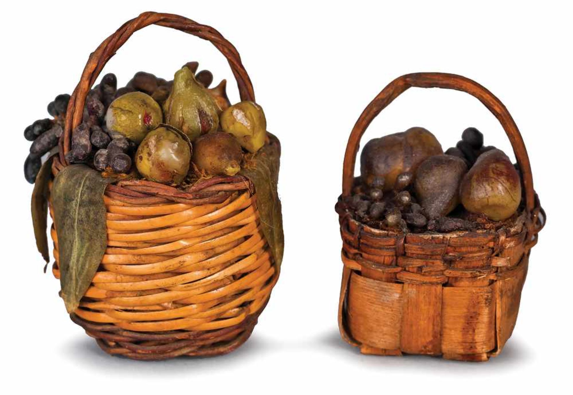 DUE CESTINI DI FRUTTA | TWO FRUIT BASKETS Due cestini di frutta in cera altezze cm 7 e 4 Two baskets
