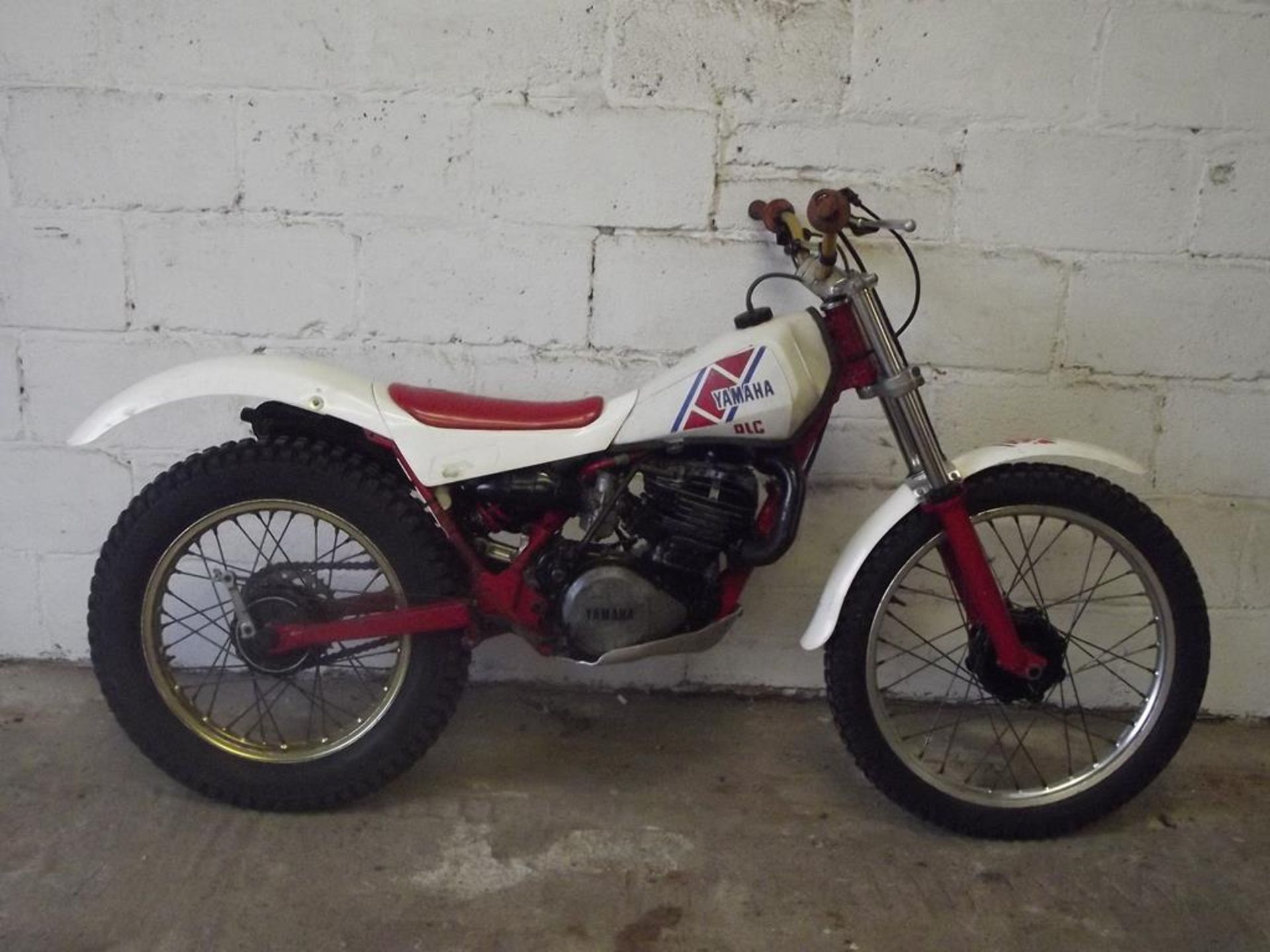 A 1985 Yamaha TY250 monoshock, frame number 59N-000614, white and red.