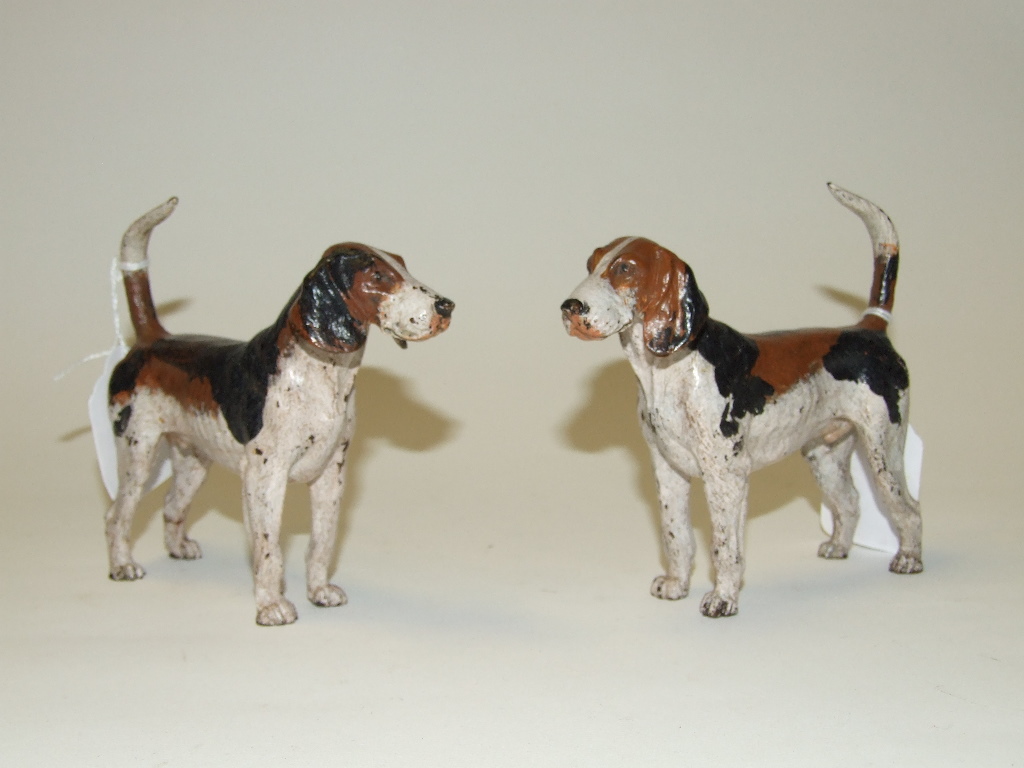 A pair of cold painted hound dogs, 11 cm