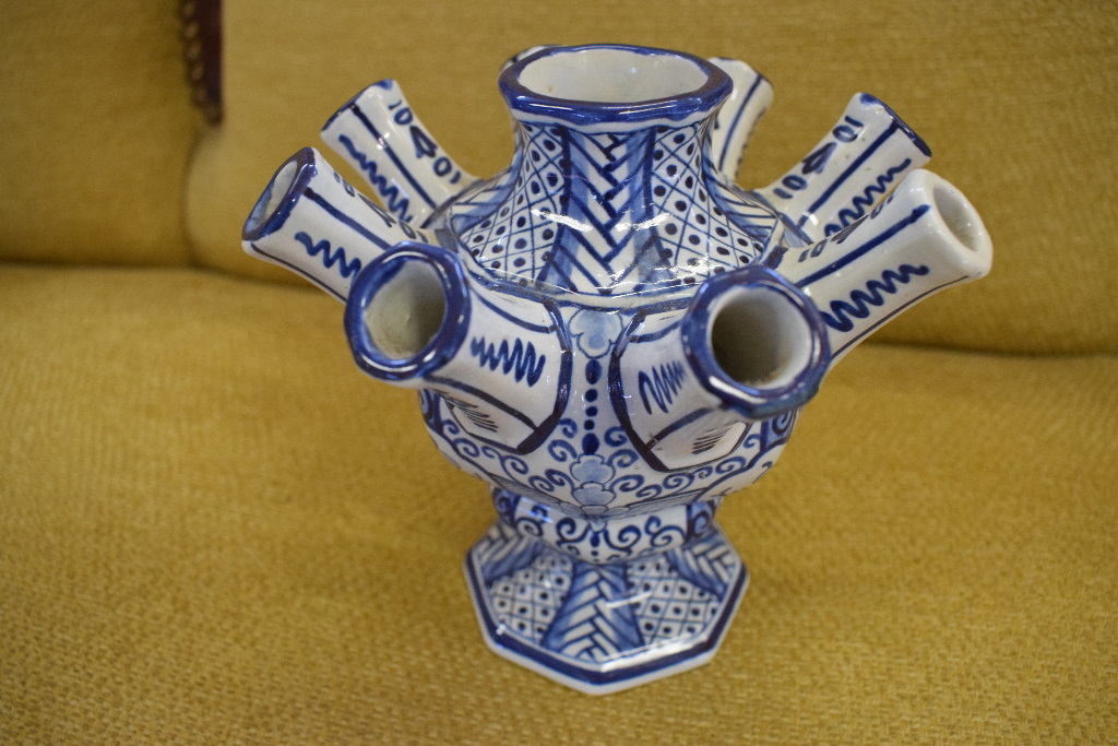 A Delft vase, with Iznik style decoration, 30 cm high, and a Delft bulb vase, 14. - Image 8 of 10