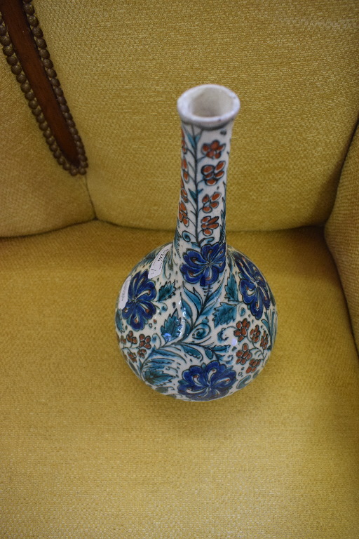 A Delft vase, with Iznik style decoration, 30 cm high, and a Delft bulb vase, 14. - Image 4 of 10