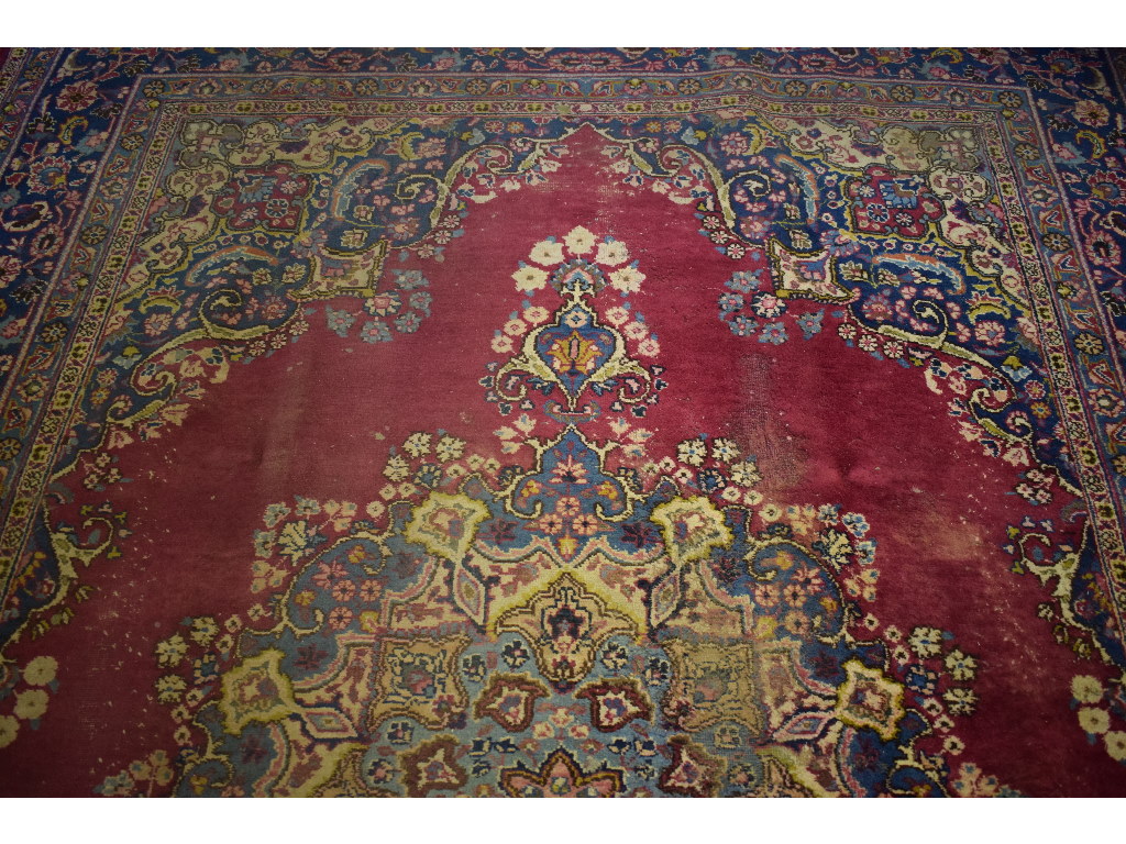 A Persian carpet, decorated a central lo - Image 5 of 5